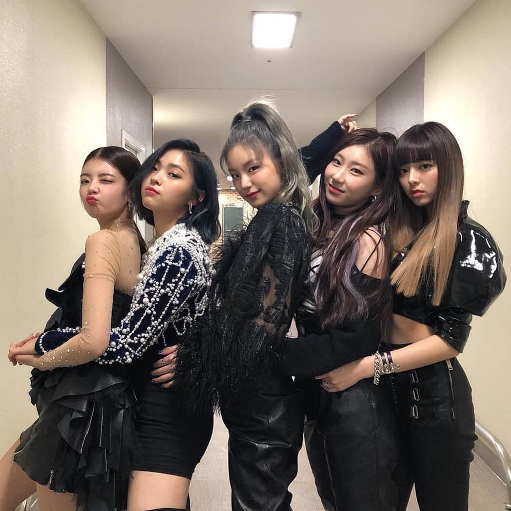 チェリョンのインスタグラム：「comment your itzy bias with your eyes closed🙈」