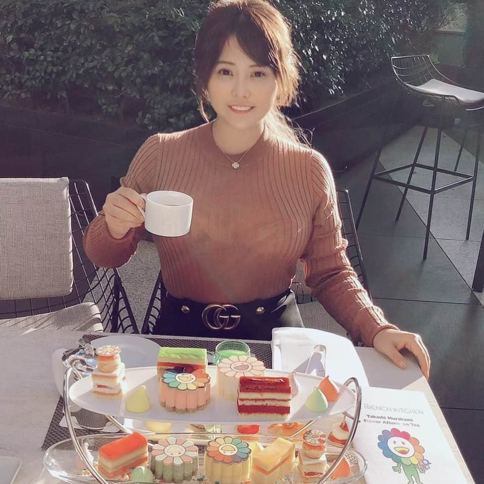 湯本美咲のインスタグラム：「﻿ ﻿ ﻿ 【🌈🧸𝐆𝐫𝐚𝐧𝐝 𝐡𝐲𝐚𝐭𝐭  𝗞𝗔𝗜𝗞𝗔𝗜𝗞𝗜𝗞𝗜🧸🌈】﻿ ﻿ グランドハイアット東京で開催されている﻿ 村上隆さんコラボのアフターヌーンティーへ伺いました🍭💕﻿ ﻿ お花のムースやグラススイーツ、﻿ カラフルムースも﻿ 4種類を2人でシェアする形でした☺️﻿ ﻿ とってもかわいかった〜💓﻿ ﻿ 公式サイトに載ってるようなスタンドが﻿ フォトスポットとして置いてありました✨﻿ お菓子の世界にいるみたいでとても幸せでした🐰﻿ ﻿ 少し寒いですが、フレンチキッチンは﻿ テラス席が明るくてテーブル白くて﻿ おすすめ📸﻿ ﻿ 風邪をひかないようにあと少し今年も全力で乗り切っていきましょう🥂✨﻿ ﻿ #kaikaikiki #kaikaikikigallery #kaikaikikiflower #村上隆 #村上隆コラボ #グランドハイアット東京 #グラハイ #gotoキャンペーン #gotoトラベルキャンペーン #gotoeat #ロリポップ #ロリポップキャンディ #東京カフェ #東京グルメ #東京ランチ #アフタヌーンティー #takashimurakami #六本木ヒルズ #六本木カフェ #かふぇめぐり #かふぇすたぐらむ #フレンチキッチン　#カイカイキキ　#森美術館 #stars展　#下午茶　#みぃ散歩」