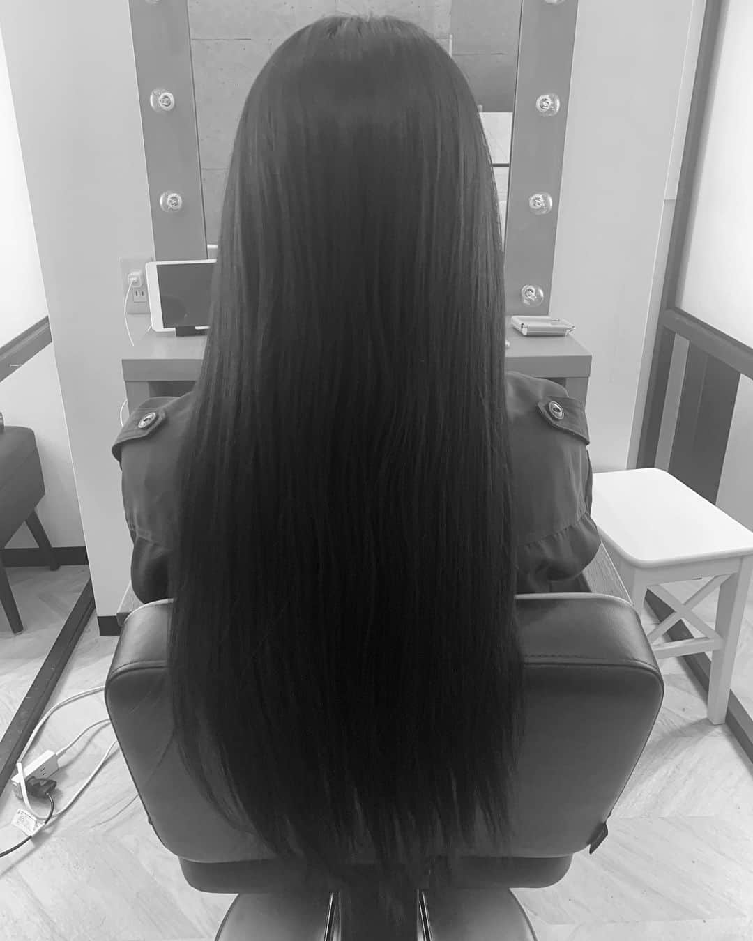 中岡龍子さんのインスタグラム写真 - (中岡龍子Instagram)「.before▶︎after♡ 昨日ヘアメンテナンスしてきました👣 ( @rr_salon.aoyama )  毎回トリートメントしてもらってるのと、 ここで買ったシャンプーが私の髪にすごく 合ってたみたいでトリートメント前でも うねりが減って綺麗になってきました⋆︎*  藤田さん( @fuujimiii ) いつもありがとうございます🥺  #rrsalonaoyama #hairsalon #straighthair #アールサロン #トリートメント #ヘアサロン #黒髪 #バージンヘア #加工なし」11月12日 21時23分 - ryoko1792