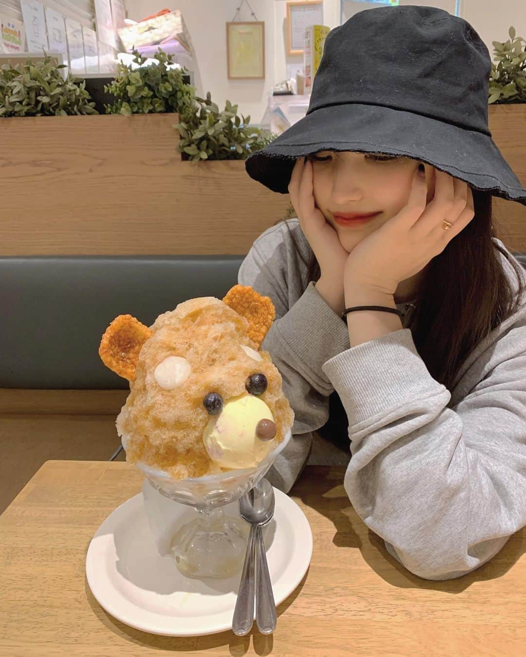 神田咲凛さんのインスタグラム写真 - (神田咲凛Instagram)「. 鹿児島で人生初しろくまを食べた🐻 とはいっても練乳が苦手なので ほうじ茶しろくまを頼んだら黒熊やんって言われた🤣🤣 . . . . . . . . #鹿児島#鹿児島カフェ#天文館#天文館カフェ#しろくま」11月12日 21時24分 - t12345vxq