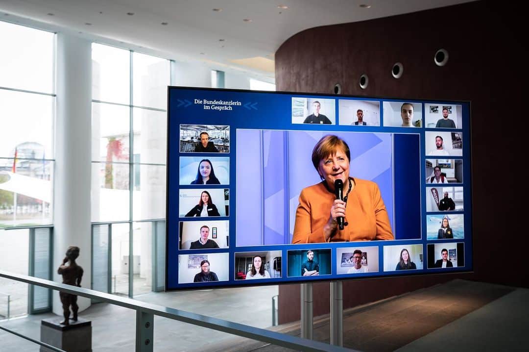 アンゲラ・メルケルのインスタグラム：「Für Azubis hat die Corona-Pandemie vieles auf den Kopf gestellt – Kanzlerin Merkel hat sich heute im digitalen Bürgerdialog mit einigen von ihnen ausgetauscht. --- For trainees, the corona pandemic has turned a lot on its head. Today, Chancellor Merkel talked to some of them during a digital citizen dialogue. . . . #kanzlerin #bundeskanzlerin #merkel #corona #coronapandemie #covid19 #ausbildung #bürgerdialog #azubis #politik」