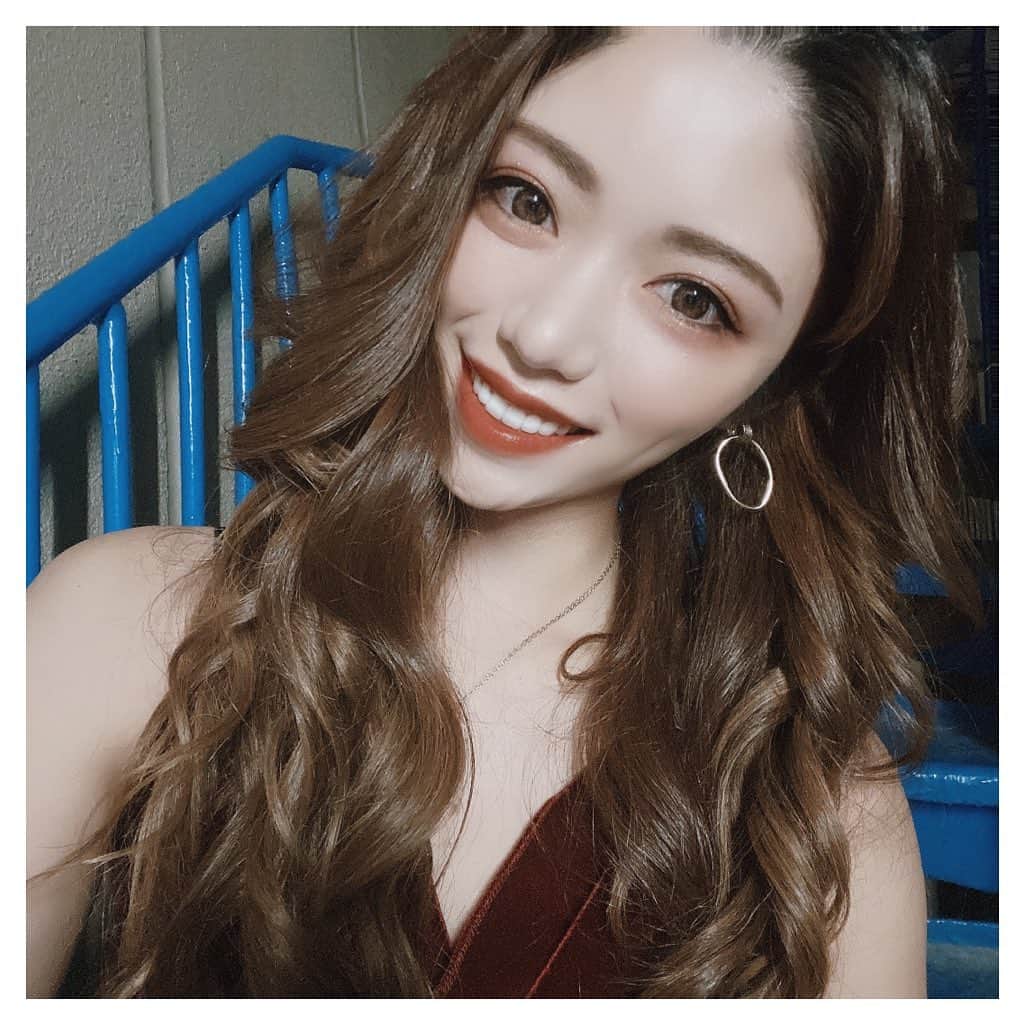 ARIKAのインスタグラム：「巻き巻きhair💟 . 久しぶりにくるくる巻にした💗 ロング飽きてきたけど ショートにする勇気は無い…🥺 でもショート憧れるなぁ✨ 結婚したら切ろーっと🤣笑 . #longhair #hairstyle #hairmake  #dress #red #ベロア #beauty #tokyo #workout #makeup #hair #me #girl #swag #l4l #love #selfie #bestoftheday #followme #dogstagram #lovedogs #dog #cute #followｍe #lfl #instagood #instapic」
