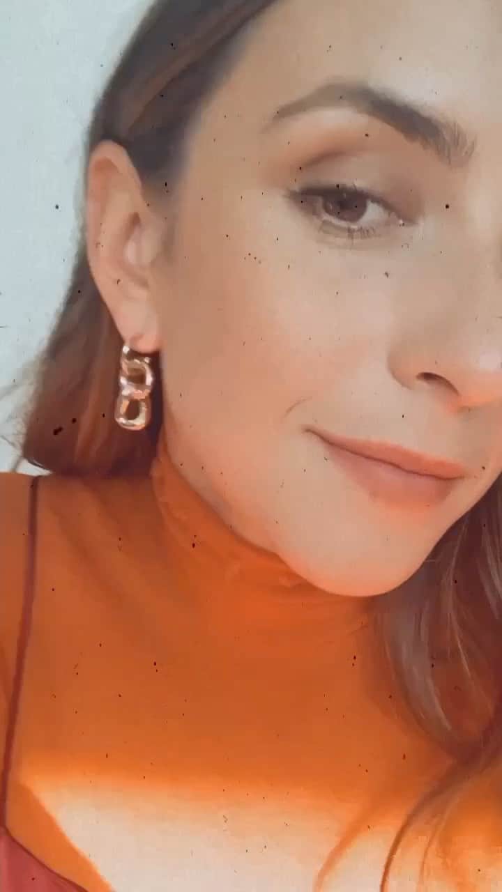 ダニジョーのインスタグラム：「Slipping into fall with @courtneylopez 🍂 See how she layers the Bordeaux silk set with the Spiced Orange turtleneck to create the perfect fall look 〰️ #dannijogirls」