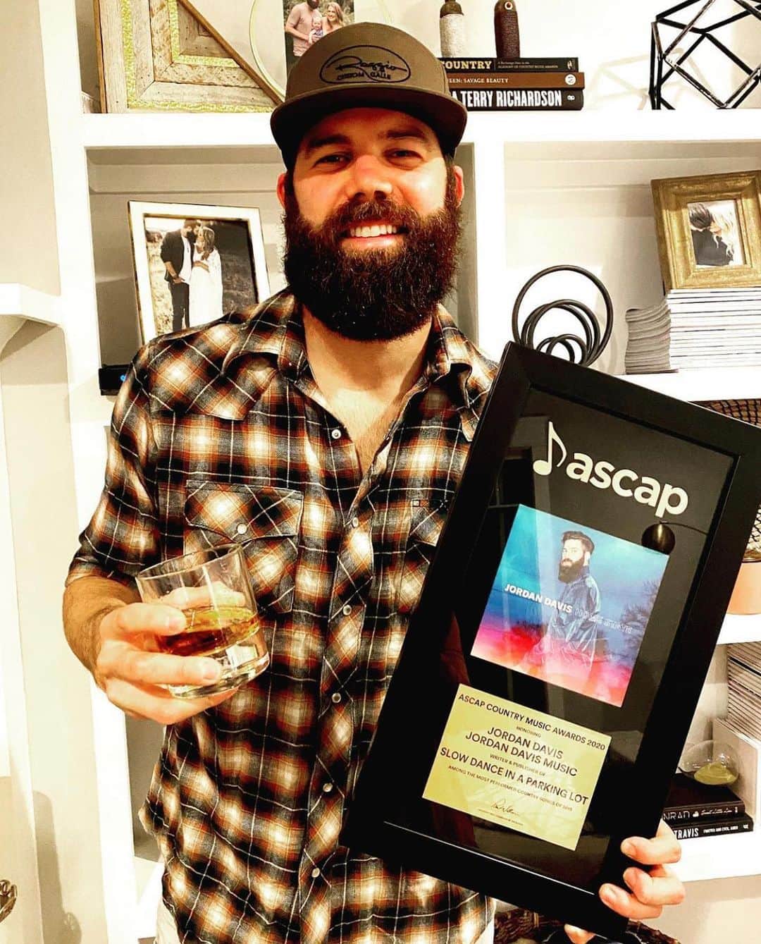 ASCAPさんのインスタグラム写真 - (ASCAPInstagram)「"Cheers #ASCAP...Thank you for the from Day 1 and continued support...wish we were all celebrating in person but we will soon, cheers #ASCAPAwards" @jordandavisofficial #SlowDanceInParkingLot, co-written with @lonnieleefowler & published by @anthementertainmentgroup @warnerchappellnashville @warnerchappellmusic」11月13日 2時55分 - ascap