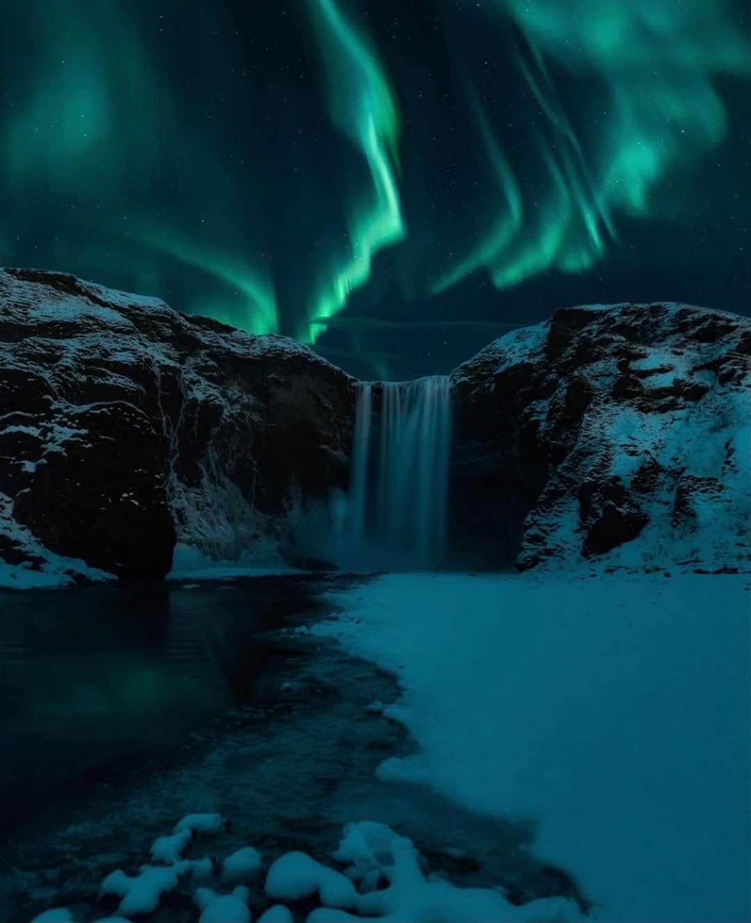 Earth Picsさんのインスタグラム写真 - (Earth PicsInstagram)「The beautiful Northern Lights above Skógafoss in Iceland 😍 Photo by @mbeiter」11月13日 3時00分 - earthpix