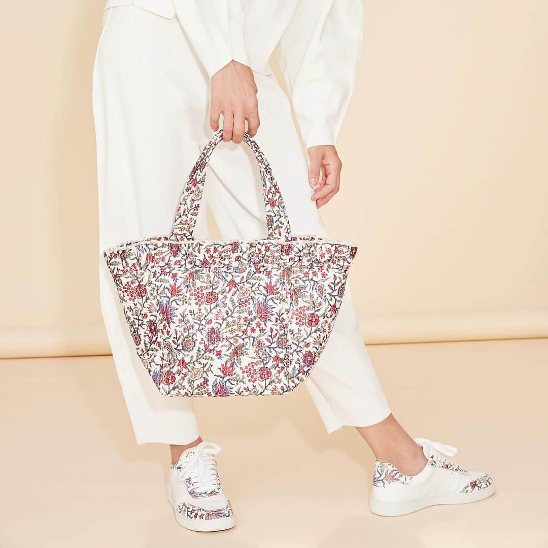レフラーランドールのインスタグラム：「A floral pair 🌷 Our Claire tote and Keeley sneaker (with recycled rubber outsoles!) in provincial floral print.」