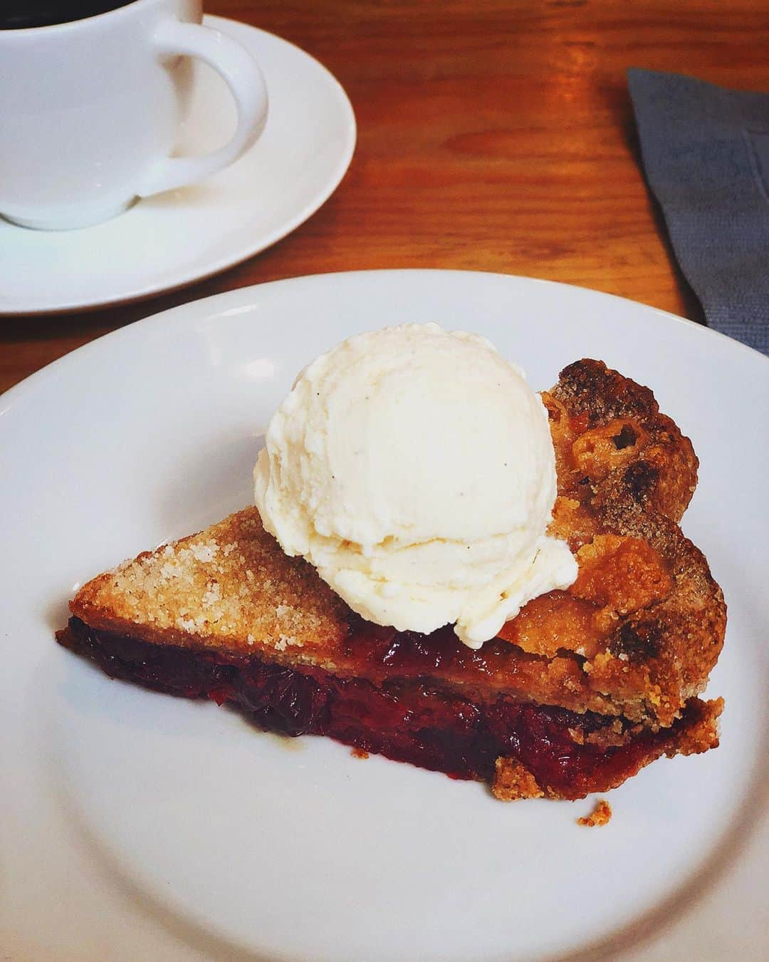 宮澤エマさんのインスタグラム写真 - (宮澤エマInstagram)「🥧 It only takes a taste. 一口食べたらわかる  ずーーーーっと言いたくてうずうずしてました！2021年3月に日生劇場で上演されるミュージカル「ウェイトレス」のダイナーで皆さまにお会いできるのが本当に楽しみです。発表になってからの反響にみんなのウェイトレス愛を感じています。約一年振りのミュージカル。  今からわくわくしてます。  P.S. 写真はだいだいだい大好きな @buik_tokyo のパイ。 これは一口食べたらわかるやつ。 目を瞑るやつです。  『役作り』で通いたい。  さて明日は「女の一生」 明治から昭和の日本を駆け抜ける昼一回公演です。  つくづく面白い仕事だなぁと最近よく思います。  #waitressmusical #ウェイトレス #newdawnrising #sourcherryplumpie #piealamode」11月12日 21時29分 - emmamiyazawa