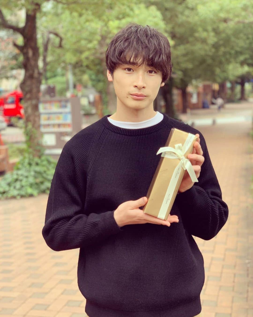 青木悠さんのインスタグラム写真 - (青木悠Instagram)「23歳になっちゃいました！ なんか22歳から23歳の壁が大きく感じていたのですごく老け込んだ気分です🤦‍♀️ これまで以上に頑張っていきますので、温かい目で見守ってあげてください。  この写真はFINEBOYS全体からサプライズで頂いたシャンパンです🥂 ドッキリまでしてくれて嬉しくて本当にFINEBOYSでモデルをできて喜びしかありません。  今年は1年目より進化した自分を見せられるよう頑張ります💪🏻」11月12日 21時29分 - yu_aoki1997