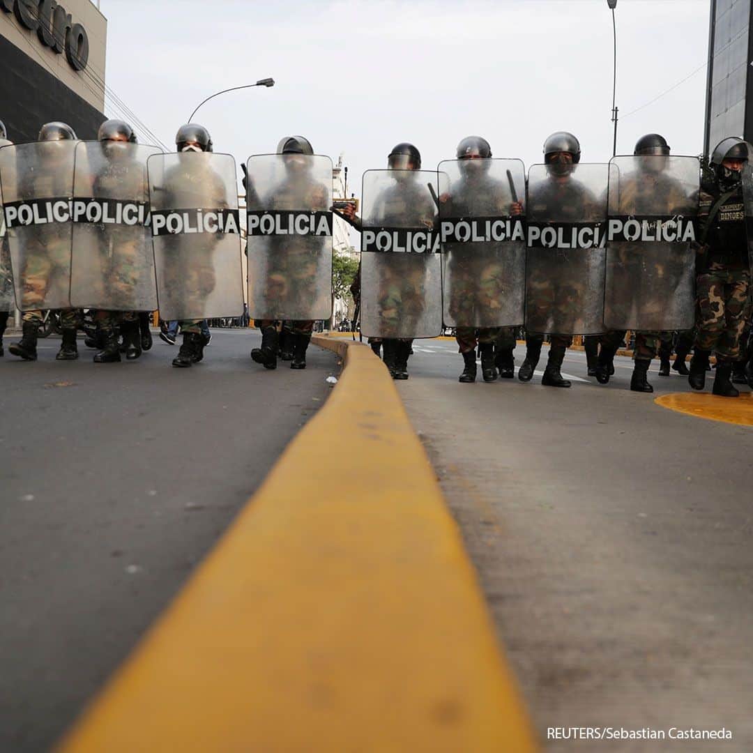 ABC Newsさんのインスタグラム写真 - (ABC NewsInstagram)「Police officers block the street against approaching demonstrators during protests following the impeachment of President Martin Vizcarra, in Lima, Peru November 11, 2020. #peru #protest #vizcarra」11月12日 21時30分 - abcnews