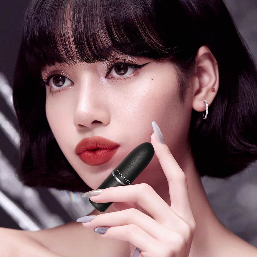 M∙A∙C Cosmetics Japanのインスタグラム：「【インスタグラム限定公開ビジュアル！】 LISA @lalalalisa_m のお気に入りアイテムで、明るく輝くホリデーメイクルックを手に入れて✨ #MACLovesLisa ㅤ 【使用製品】 💖スタジオ フィックス フルイッド SPF 15 💖ブラシストローク ライナー / ブラシブラック 💖エクストラ ディメンション スキンフィニッシュ / ショー ゴールド 💖パウダー ブラッシュ / メルバ 💖ダズルシャドウ リキッド / ラブ ユア セルフ、ダイヤモンド クランブルズ 💖スモールアイシャドウ / コルク 💖パウダー キス リキッド リップカラー / メイク ラブ トゥ ザ カメラ ㅤ #MACPOWDERKISS #MACパウダーキス」