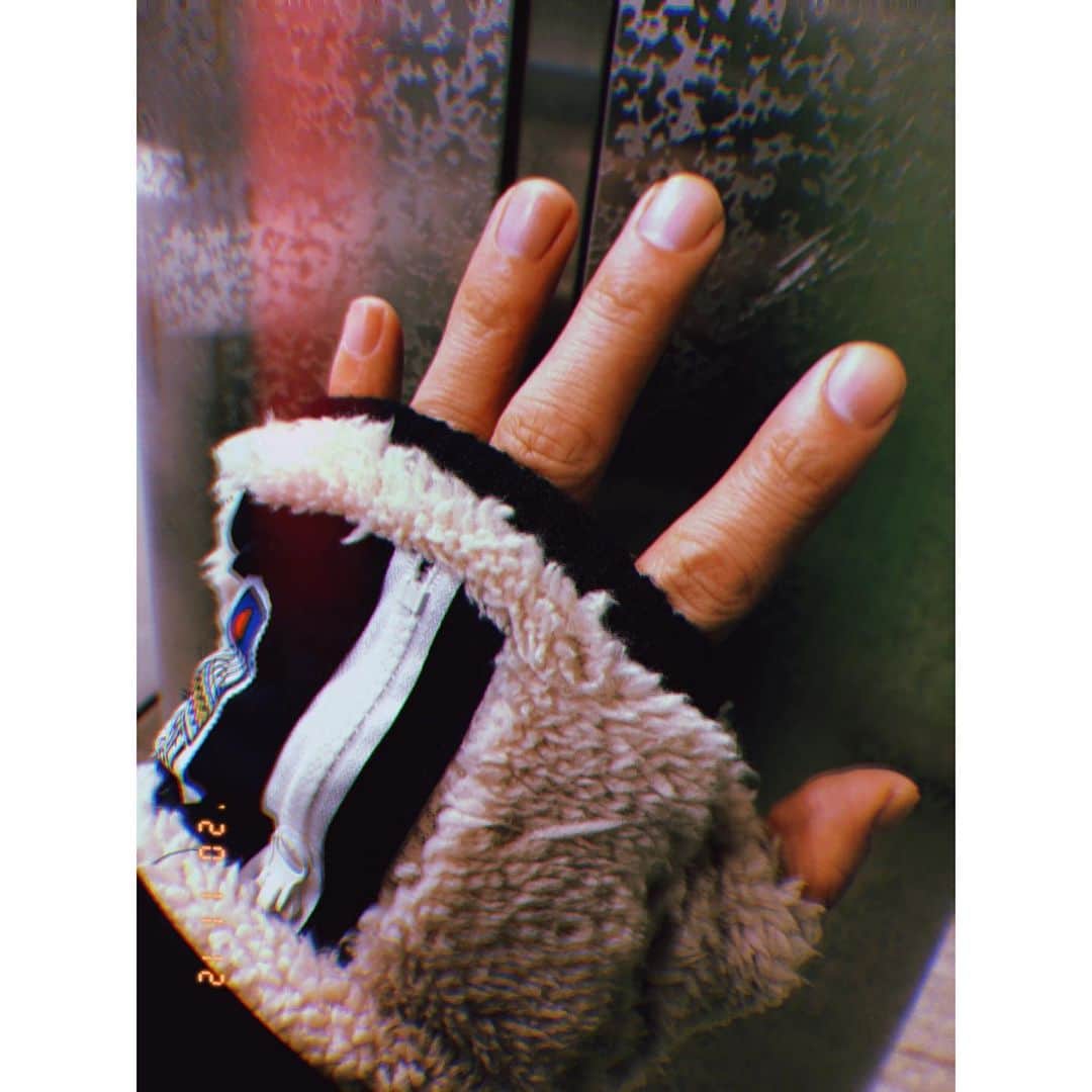 のインスタグラム：「Had a great night and I love gloves. it's so warm and comfortable.  Who could hate them:)  やっぱり手袋が好き。 付けるだけで、身も心も守られてる気持ちになるんす。  手袋やマフラーを付けることが 冬が来て、一番好きな瞬間かもす。  …いや、一番は他にもありそうなので、 別のものに一番はとっておくとします。  今日もお疲れ様でした。」
