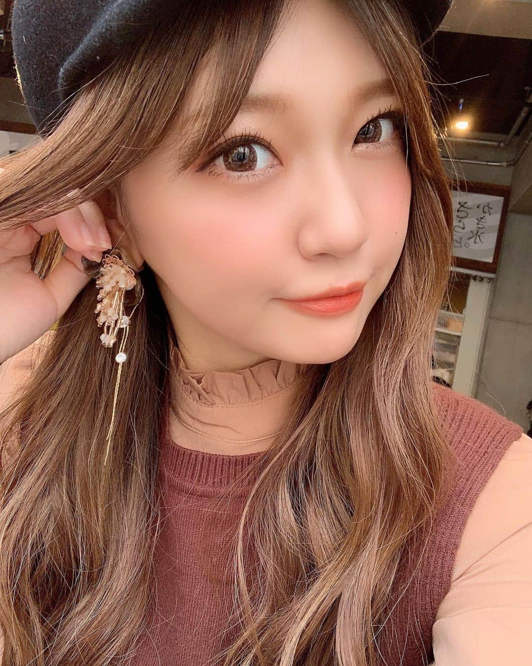 いっちゃん/嶋津 いつみのインスタグラム：「. . あと3キロ痩せたいのに それがなかなか難しい…🥺👉🏻👈🏻 . . . . . イヤリングは @mari_ca27 ❤️ . . . 褒められ率たかし🤘🏻💕 . . . . .  #関西  #関西サロモ  #サロンモデル #サロモ #いっちゃん  #フリーモデル #関西モデル  #あざといっちゃん #かわいっちゃん #いっちゃんコーデ  #ブライダルモデル #アレンジモデル #ヘアカラー  #ヘアアレンジ #くしゃ顔」