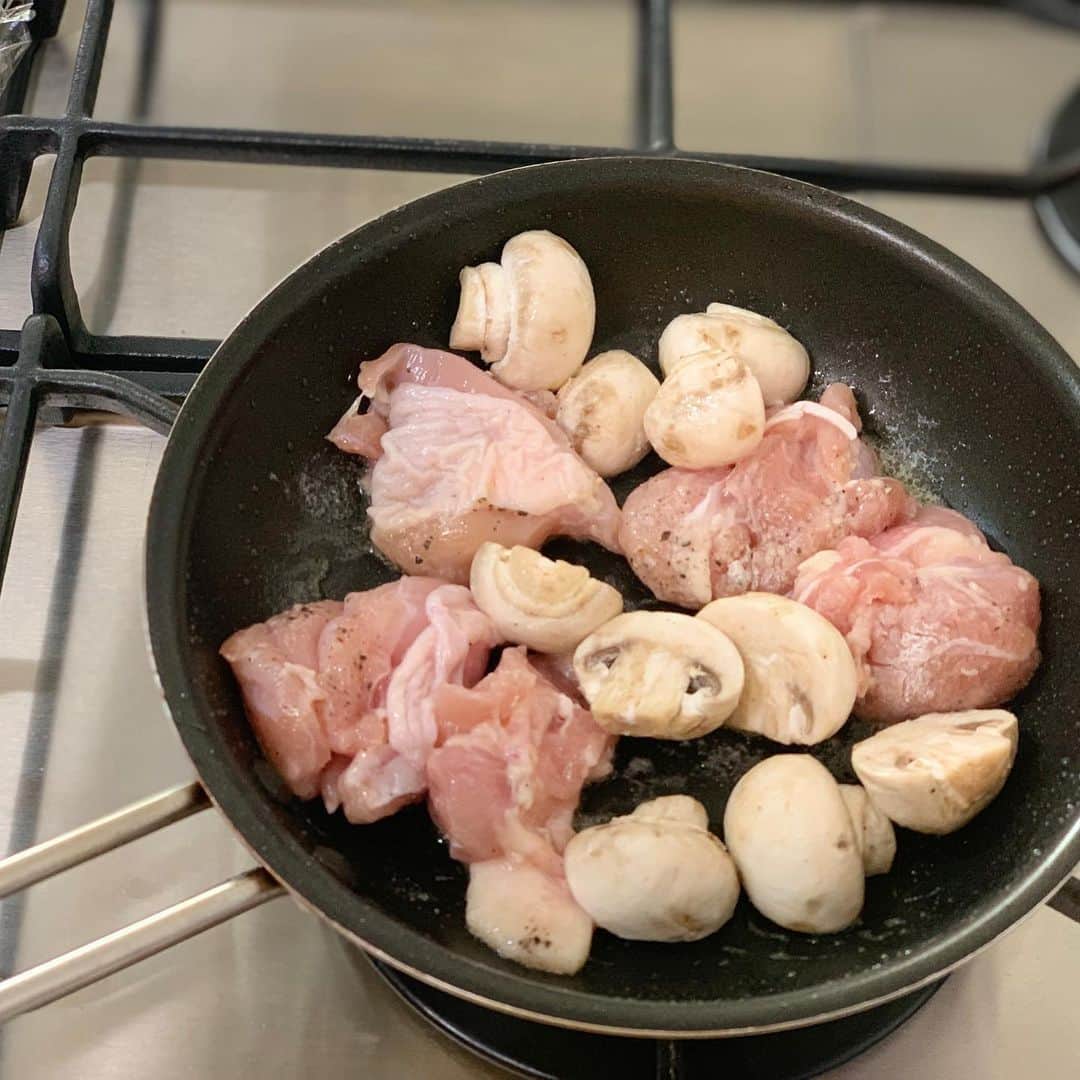 maki ogawaさんのインスタグラム写真 - (maki ogawaInstagram)「マッシュルーム　 &バターチキン照り焼きのお弁当。  あんなに大きかったマッシュルームが　 炒めているうちに 小さくなっていきます。 そのマッシュルームの旨味が 染み込んだバター照り焼き！  ご飯に合わないわけがない😋😋  ご飯の上に乗っているのは うずらのゆで卵のお花です。 近いうち動画を作ります。  https://www.youtube.com/user/LuckysundaeMaki/  #キャラ弁 #foodstagram #lunch #Japanese_food #japanfood #cutenento #kyarabenist #kyaraben #decoben #decobento #かわいいお弁当 #かわいいお弁当作りたい部 #簡単キャラ弁  #japanesecuisine  #japanesebento #お弁当記録 #料理好きな人と繋がりたい #おべんとう記録 #おべんとう作り楽しもう部 #きのこ料理  #mushrooms #lovemushroomsmore #mushroom ﻿ #mushroomtokyo﻿ #mushroompower﻿  #mushroom ﻿ #mushroomtokyo﻿ #mushroompower﻿ #マッシュルームトーキョー﻿ #マッシュルームパワー﻿ #きのこ #マッシュルーム専門店 ﻿ #きのこ料理 ﻿」11月12日 21時32分 - cuteobento