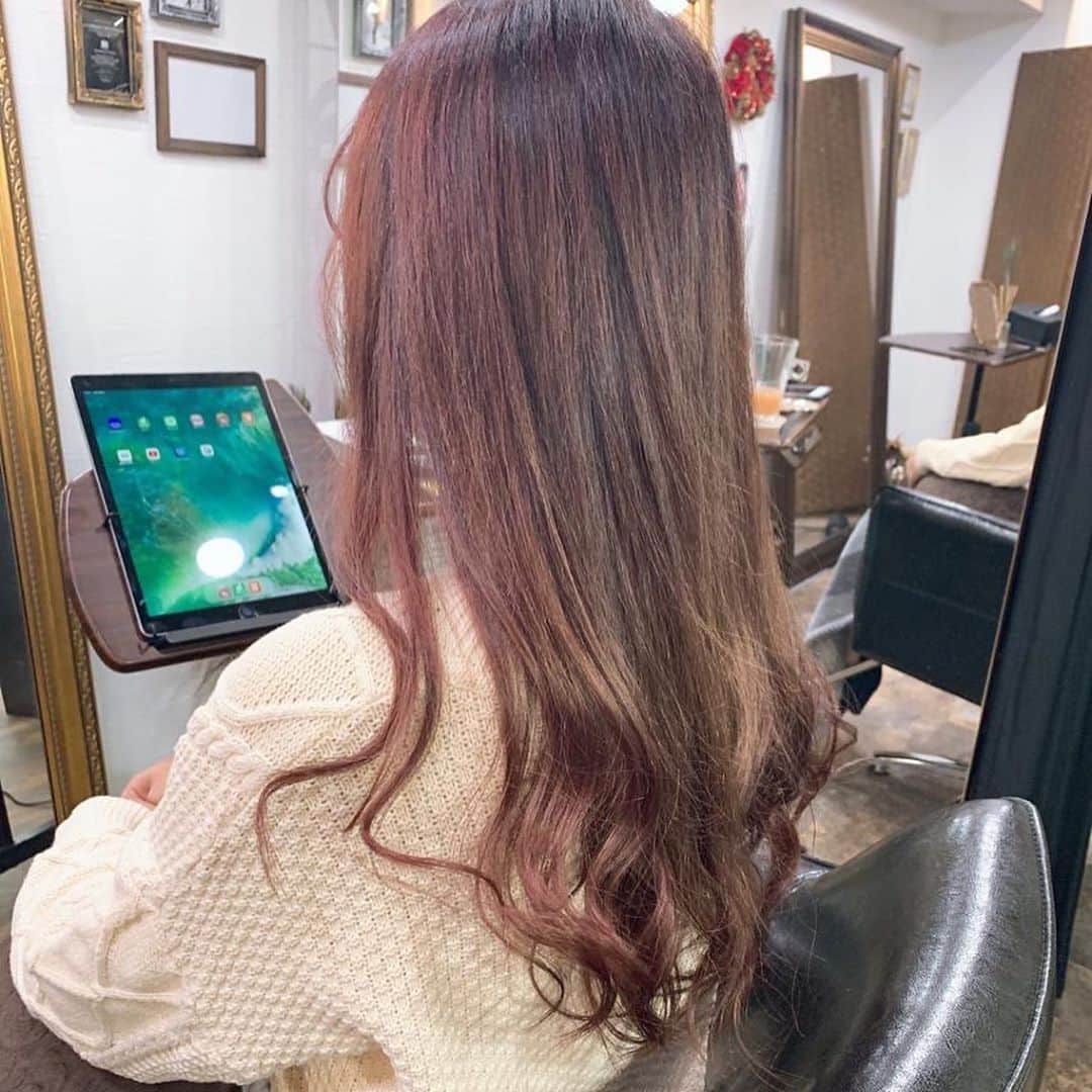 R!Nのインスタグラム：「ヘアカラーカットしてきました💗  赤みを入れたカラーは久しぶり！ ライブに向けてどんどん仕上げていきます！  地毛もめっちゃ伸びたなぁ😲 これ、ノンエクステです！ 週末にエクステ復活しにいきます✨  今回も担当は大元さん！ いつもありがとうございます✨ @verb_shibuya  @verb_shibuya_omochan   #イメチェン #hair #カラー #チェリーブラウン #チェリー #🍒 #イルミナカラー #illuminacolor #haircolor #haircut #instagood」