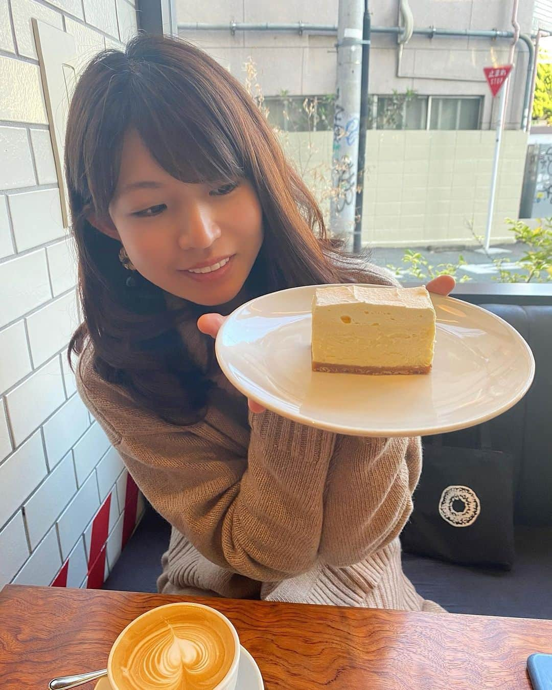 熱田久美さんのインスタグラム写真 - (熱田久美Instagram)「今日も一日お疲れさまです🧀🤍 疲れた時には甘い物😇 この日はお昼はサラダにして、チーズケーキ食べました🤣 何事もバランス！←え ・ #渋谷カフェ #代官山カフェ #東京カフェ #cheesecake #sweets #チーズケーキ #スイーツ  #スイーツ好きな人と繋がりたい  #チーズケーキ大好き #かふぇすたぐらむ」11月12日 21時35分 - kuumi1125