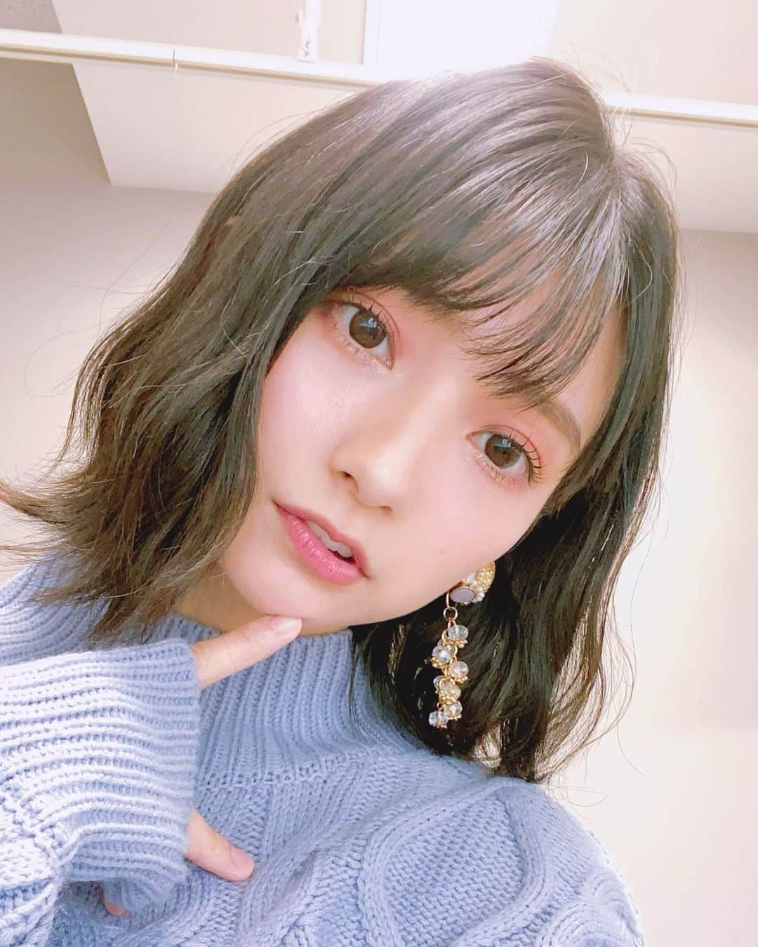 高野麻里佳のインスタグラム：「. . ゴージャスなイヤリング〜꙳✧˖°⌖꙳✧˖° . 朝起きたら乾燥で唇切れました。 加湿器と加湿付き空気清浄機の二段構えでも抗えぬ乾燥肌…！！！ . 家でもこまめにリップ塗るようになりました𓀤 モアリップと乾燥肌用乳液が大事🧴♡ . .」