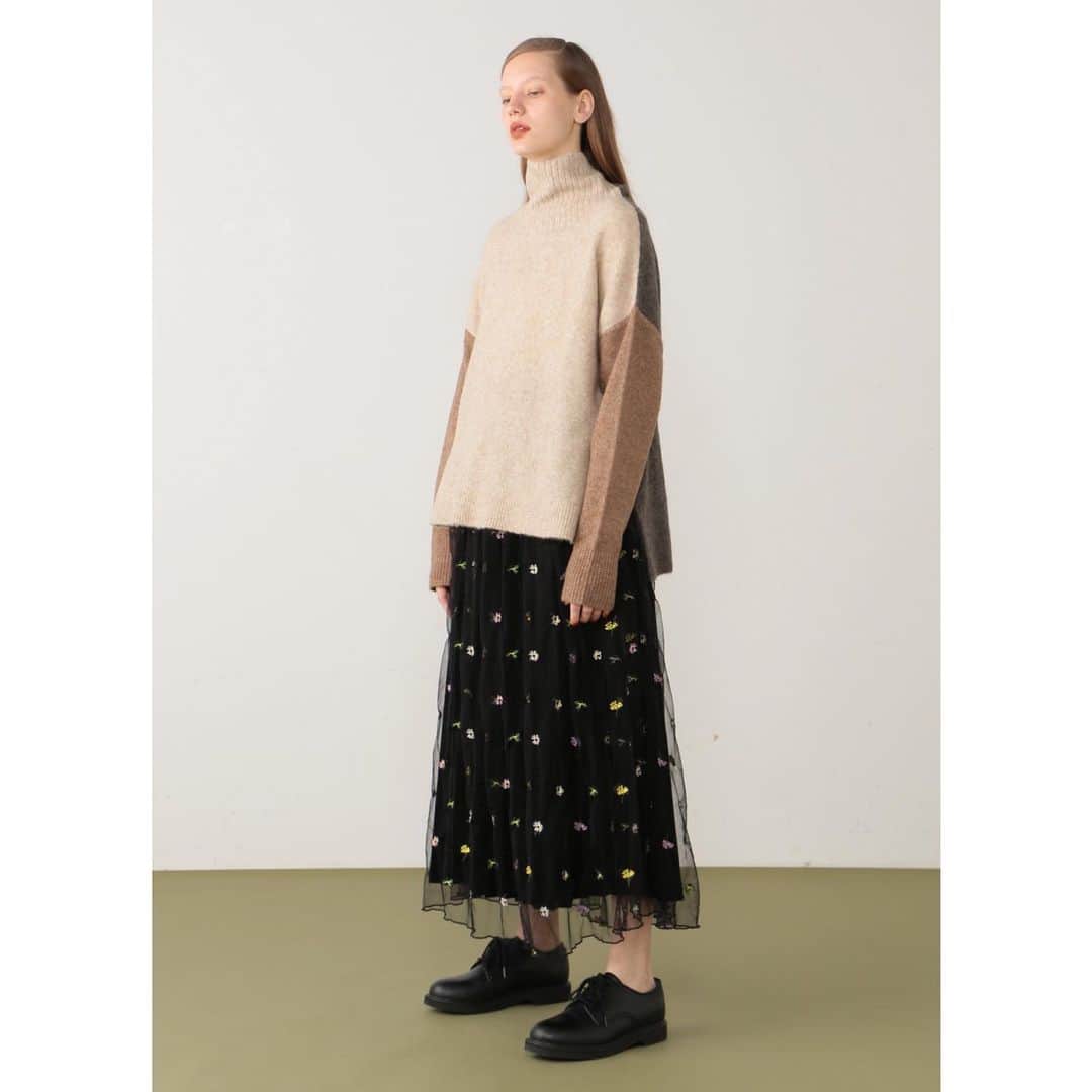 FRAPBOISofficialさんのインスタグラム写真 - (FRAPBOISofficialInstagram)「〈フラワーテディ〉  光沢感のあるベロアプリーツスカートに、オリジナルのフラワー刺繍を全面に施したチュール生地を重ねたロングスカート。ウエストはゴム仕様になっているので、ストレスフリーで着用できます。  Skirt 19,000yen+tax (Black)  #frapbois #フラボア #fashion #ファッション #skirt #スカート #pleats #プリーツ #pleatsskirt #プリーツスカート #tulle #チュール #tulleskirt #チュールスカート #stressfree #ストレスフリー #relax #リラックス #relaxwear #リラックスウェア #onemilewear #ワンマイルウェア #tokyo #japan」11月12日 21時37分 - frapbois_official