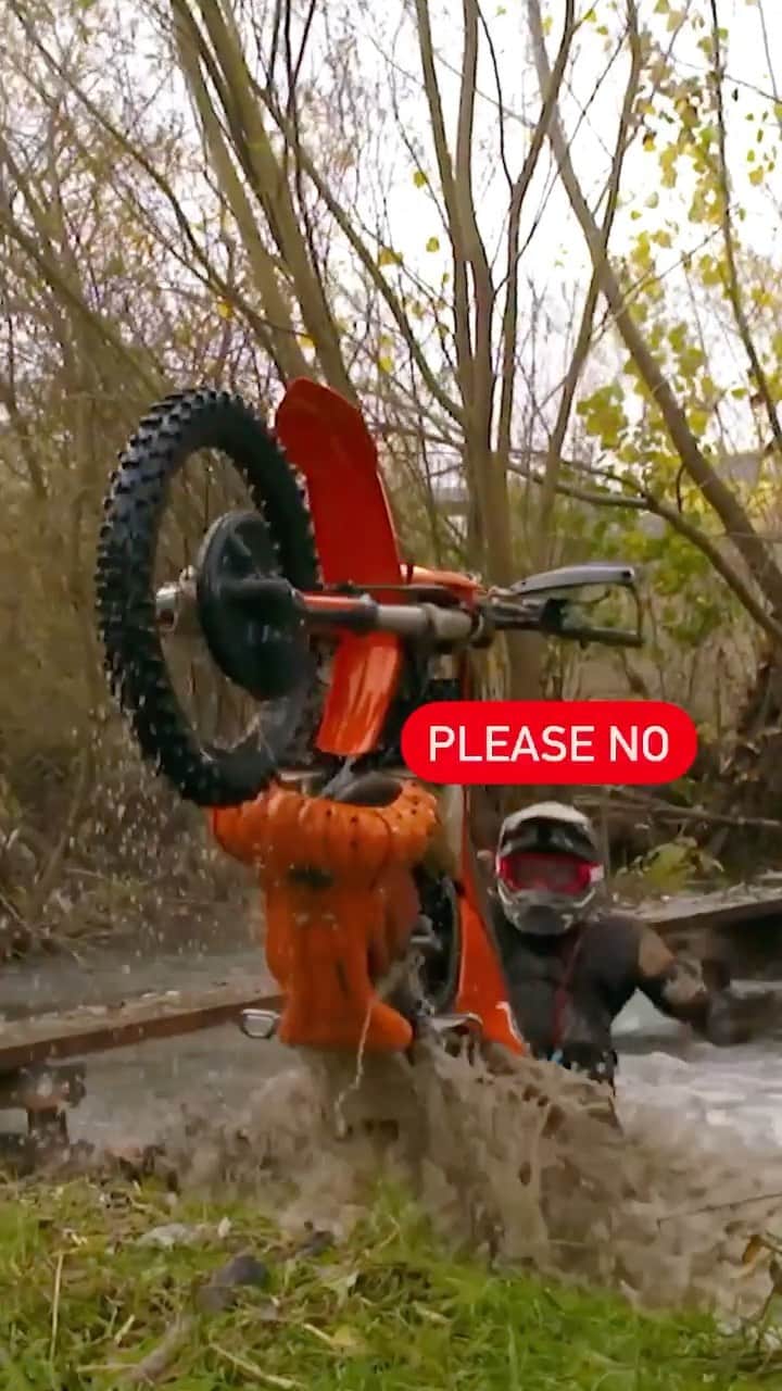 レッドブルのインスタグラム：「uh yep, that was definitely supposed to happen 👀 😂  hit the ~ link in bio ~ for the Red Bull Romaniacs recap ☝️ #redbull #givesyouwiiings #redbullromaniacs #offroad #hardenduro #moto」