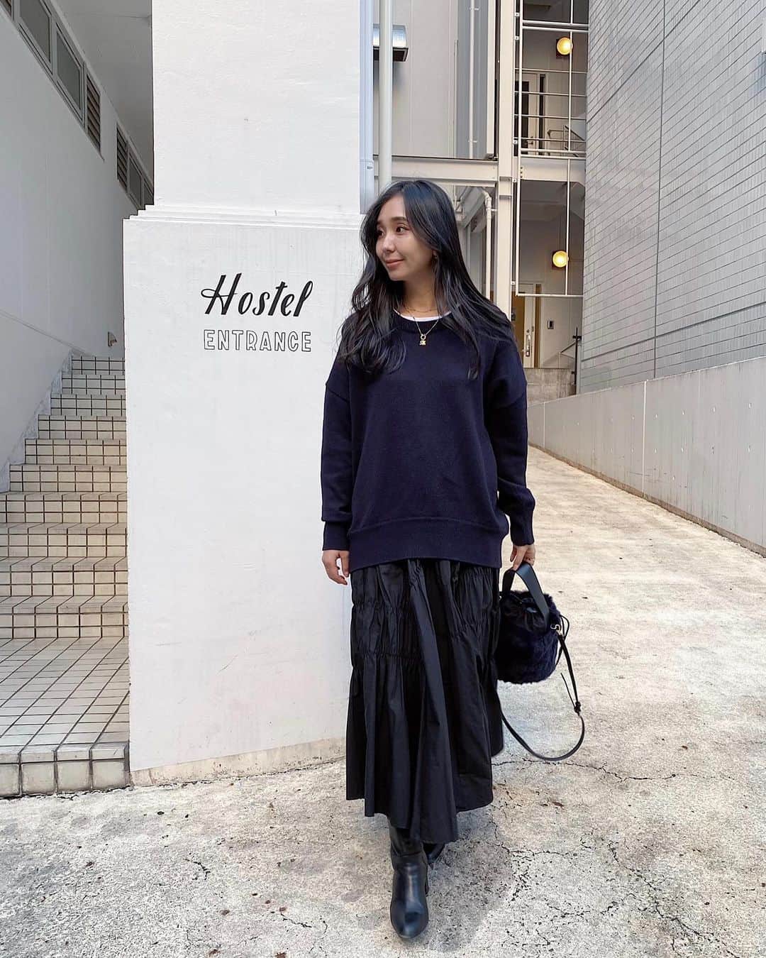 鈴木詩織のインスタグラム：「好きな色の組み合わせ♡ NAVY×BLACKでまとめてみました🙋🏾‍♀️ . . . . . knit / @deuxiemeclasse  skirt / @rustal_official  bag&shoes / @unitedarrows_official スカートのギャザーがお気に入りポイント。  . . . . . #コーデ部#コーデ日記#162cmコーデ#スカートコーデ#ショートブーツ#ファーバッグ#ラスタル#ドゥーズィエムクラス #deuxiemeclasse#rustal#unitedarrows」
