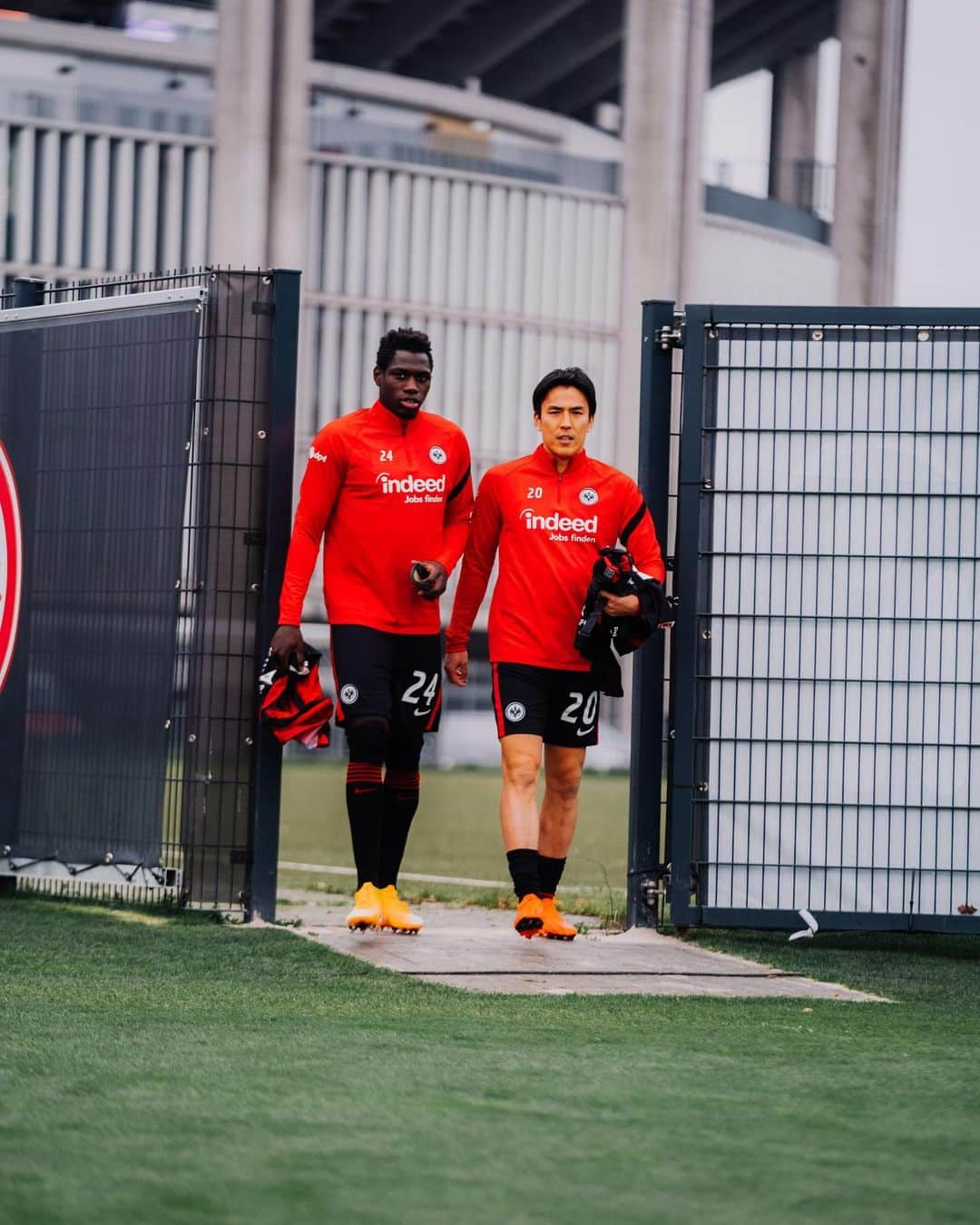 アイントラハト・フランクフルトさんのインスタグラム写真 - (アイントラハト・フランクフルトInstagram)「#SGEFCN ⏳ Ab 14 Uhr auf EintrachtTV! Swipe für die Aufstellung 👀 • • #sgefcn #sge #eintracht #frankfurt #eintrachtfrankfurt」11月12日 21時53分 - eintrachtfrankfurt