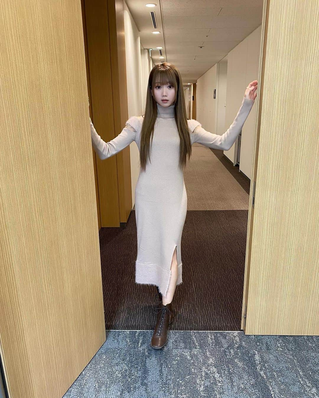 大谷映美里さんのインスタグラム写真 - (大谷映美里Instagram)「☁️ ㅤㅤㅤㅤㅤㅤㅤㅤㅤㅤㅤㅤㅤ #inframince コラボニットワンピの紹介🐇🤍 ㅤㅤㅤㅤㅤㅤㅤㅤㅤㅤㅤㅤ 冬は暗めカラーのお洋服になりがちだけど… やっぱり白がかわいいよね〜⛄️❄️ 今回は短めのアウター( #tittyandco )に合わせてみたよ◎ ㅤㅤㅤㅤㅤㅤㅤㅤㅤㅤㅤㅤㅤ ベージュも大人かわいくて好き！🐈🍨 公式サイトに載ってる画像は少し濃いめに写ってるかな…？ 肌に馴染む淡いベージュカラーです❤︎ ㅤㅤㅤㅤㅤㅤㅤㅤㅤㅤㅤㅤㅤ ☟女の子へ♡ こういうぴったりしたお洋服を着るときは、 線が出にくい下着をつけたり(ユニクロとかの！) 体のラインが綺麗に見える様にガードルを履いたりしてるよ☺️ ㅤㅤㅤㅤㅤㅤㅤㅤㅤㅤㅤㅤㅤ お話し会で着てくれてる子もいて可愛かったぁ👼🏻 最近寒くなってきたけど、好きなお洋服着て楽しもうね💞 ㅤㅤㅤㅤㅤㅤㅤㅤㅤㅤㅤㅤㅤ」11月12日 21時46分 - otani_emiri