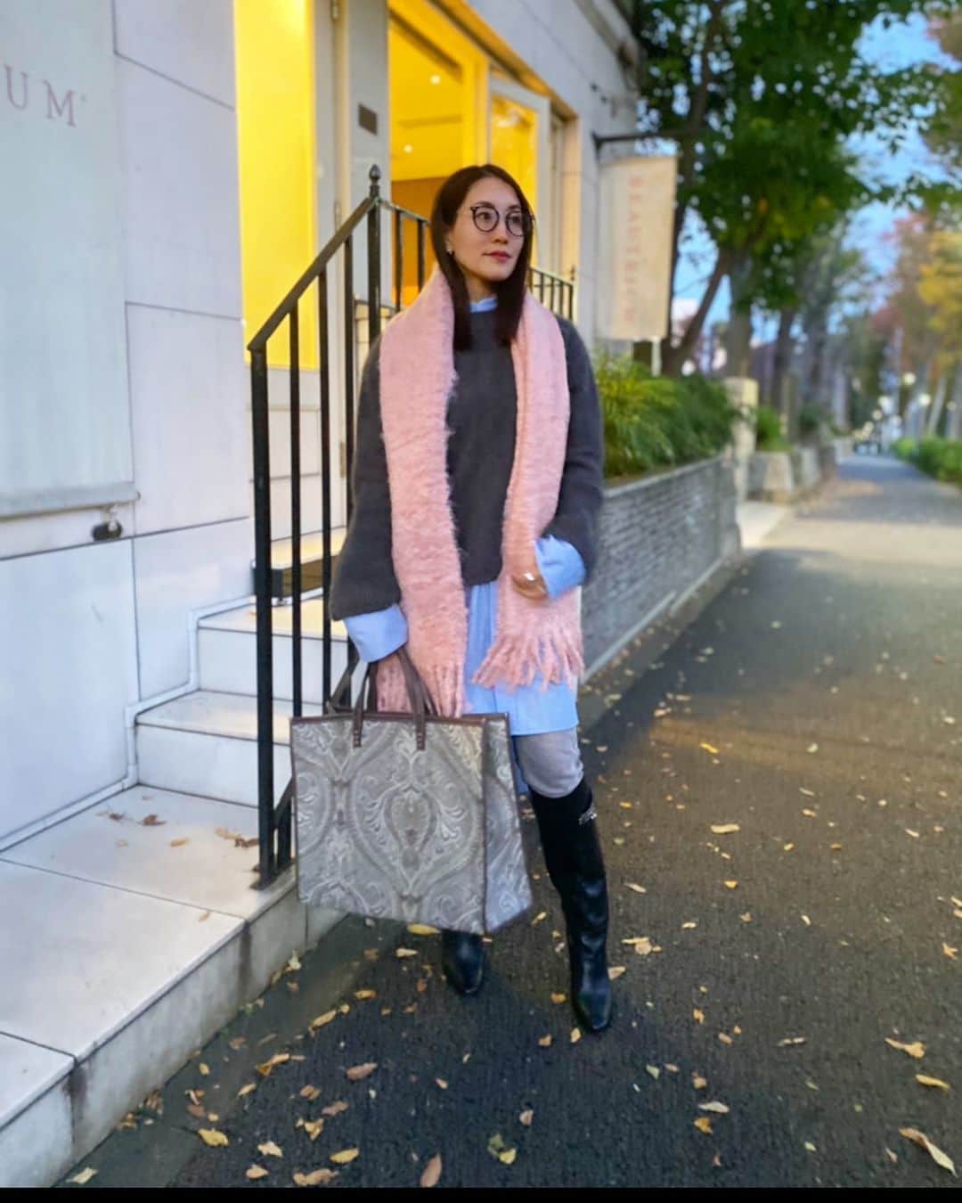 亀恭子のインスタグラム：「Charcoal ＋blue＋pink  someday's… #fashion #ootd #kkstyle #tokyo #kamescloset #knit #apstudio #shirts #inscrire #pants #upperhights #stole #asaucemeler #bag #avacation #shoes #hermes #autumn #october」
