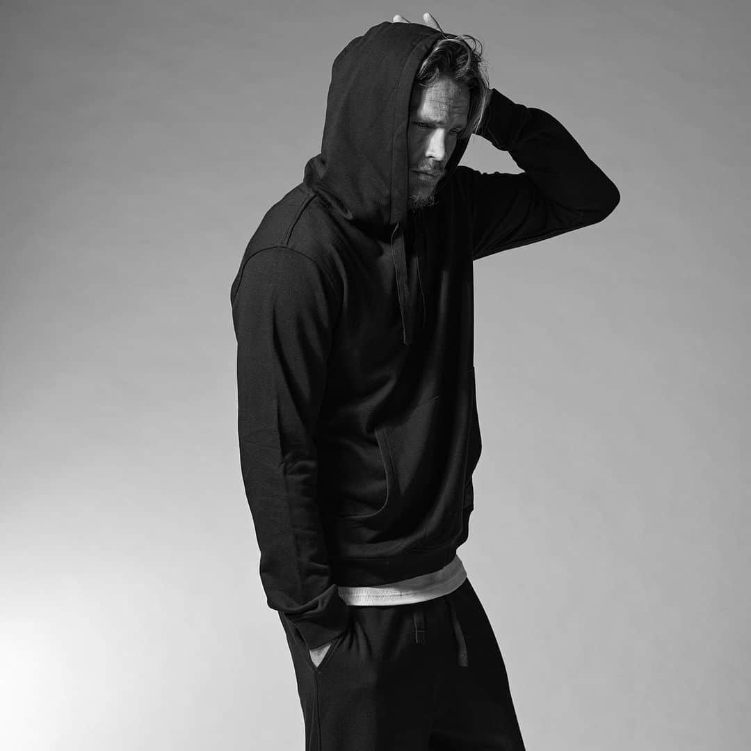 レステロッズのインスタグラム：「New sweat program in a fantastic Bamboo-viscose & organic cotton mix. Hoodie, crewneck & sweatpants, colors Black, Navy & Greymelange. #wecallittimeless #Resteröds #Originalneverdies @iamdanielnilsson @jkfphoto」