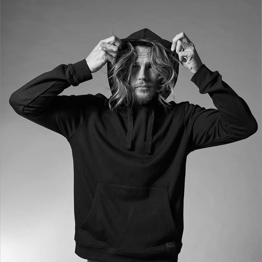 レステロッズのインスタグラム：「New sweat program in a fantastic Bamboo-viscose & organic cotton mix. Hoodie, crewneck & sweatpants, colors Black, Navy & Greymelange. #wecallittimeless #Resteröds #Originalneverdies @iamdanielnilsson @jkfphoto」