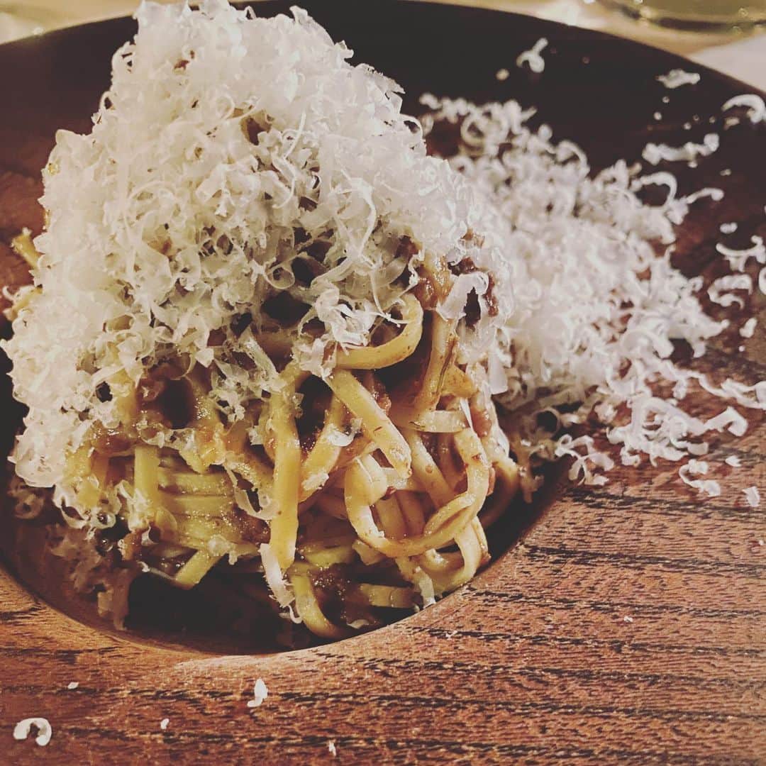 のインスタグラム：「. . 日日の記憶.. . 正直、追われてる. 目の前の事をこなしてる. . 一瞬でも、 手を抜いてしまったのではないか、 もう一言、言葉を添えるべきだったか.. あの件はお礼を言えてただろうか、 本意を伝えられただろうか.. . ビビリの私、 日日の記憶をほぐすのは 美味しい瞬間と睡眠と佐伯ポインティの しょうもないトークなのかもしれない。 . 粛々と淡々と、 日日是好日、 日日是旨味、 . さて、明日も長丁場や。」