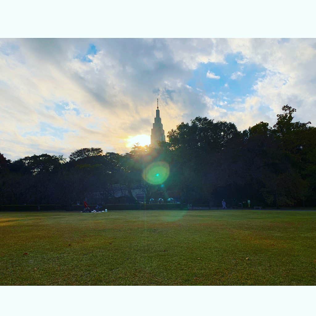 七瀬遥のインスタグラム：「芝生に寝っ転がり空を見上げて🍃 めちゃくちゃ気持ちいい😊💖 今日は練習でセッションをさせて貰ったんですが🙌やっぱりUEは凄いっっっ😆 その方の深い部分の根深いブロック、トラウマがクリアリングされました✨ 「私、生まれ変わったかも😃✨」 としっかり体感もされて、スッキリされてお顔も変わられて、本当に凄く嬉しくなりました〜😆💖👏あ〜嬉しい💖  #UEプラクティショナー#練習#癒し#素晴らしい#芝生#気持ちいい#嬉しい#good#smile#happy#happiness#tokyo#japan」