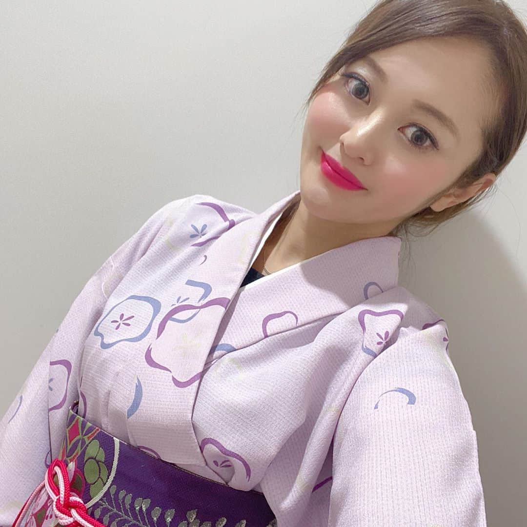 三上玲奈のインスタグラム：「着物でお仕事。 簡易着物なので、気付のクレームは受け付けませんw  仕事と成人式以外で着物着たことないけど、いつかプライベートで着たいなぁ。  #着物　#kimono #japanesewear #三上玲奈」