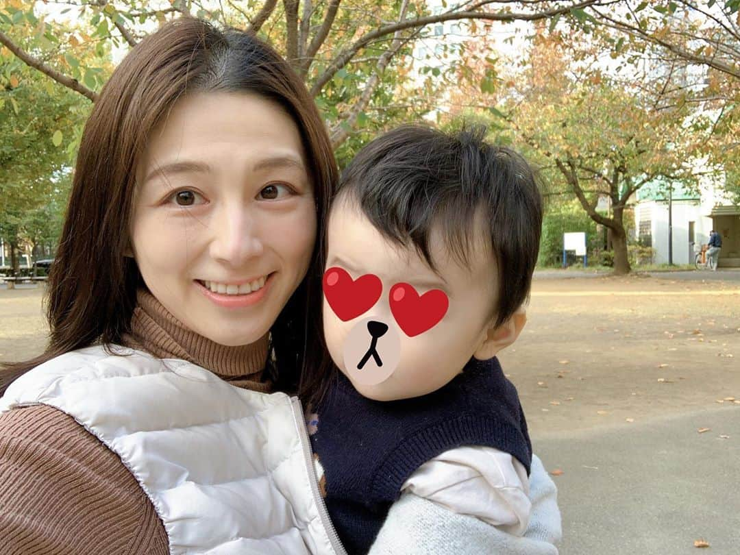 大橋夏菜のインスタグラム：「すっかり寒くなりましたね🍃🍂  ぼくちゃんと落ち葉拾い🍁  昨日まで落ち葉に興味なかったのに、今日になっていきなり拾いはじめた✨ というように、毎日できることが増えてて成長がめまぐるしい！  もうすぐ1歳。 あ〜もうすでに感慨深い😊  #赤ちゃんのいる生活  #すっかり冬 #おちばひろい🍁 #去年は暖かかったなぁ #1年前はまだお腹の中に #いつもありがとう」