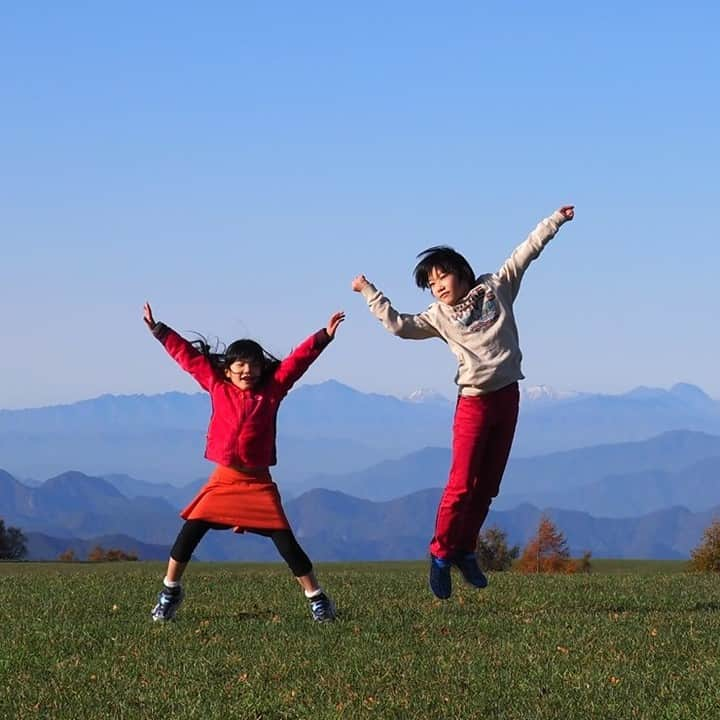 Kids Of Ninjaのインスタグラム：「富士山が後ろに映ってた🤩  #合成写真みたい #長門牧場 #MtFuji  ✼••┈┈••✼••┈┈••✼••┈┈••✼ #GoToTravel #子供との大切な時間 #きょうの息子 #成長記録 #子育てグラム #ママライフパパママ #インスタキッズ #コドモノ #コズレ #子育て中ママ #女の子ママ #男の子ママ #子育てあるある #9歳ママ #6歳ママ #兄妹ママ #ママライフカメラ #親バカ部 #スマイル育児 #子どもと暮らす #子供のいる暮らし #ママリ #まますたぐらむ #kodomo #love_kodomo_japan」