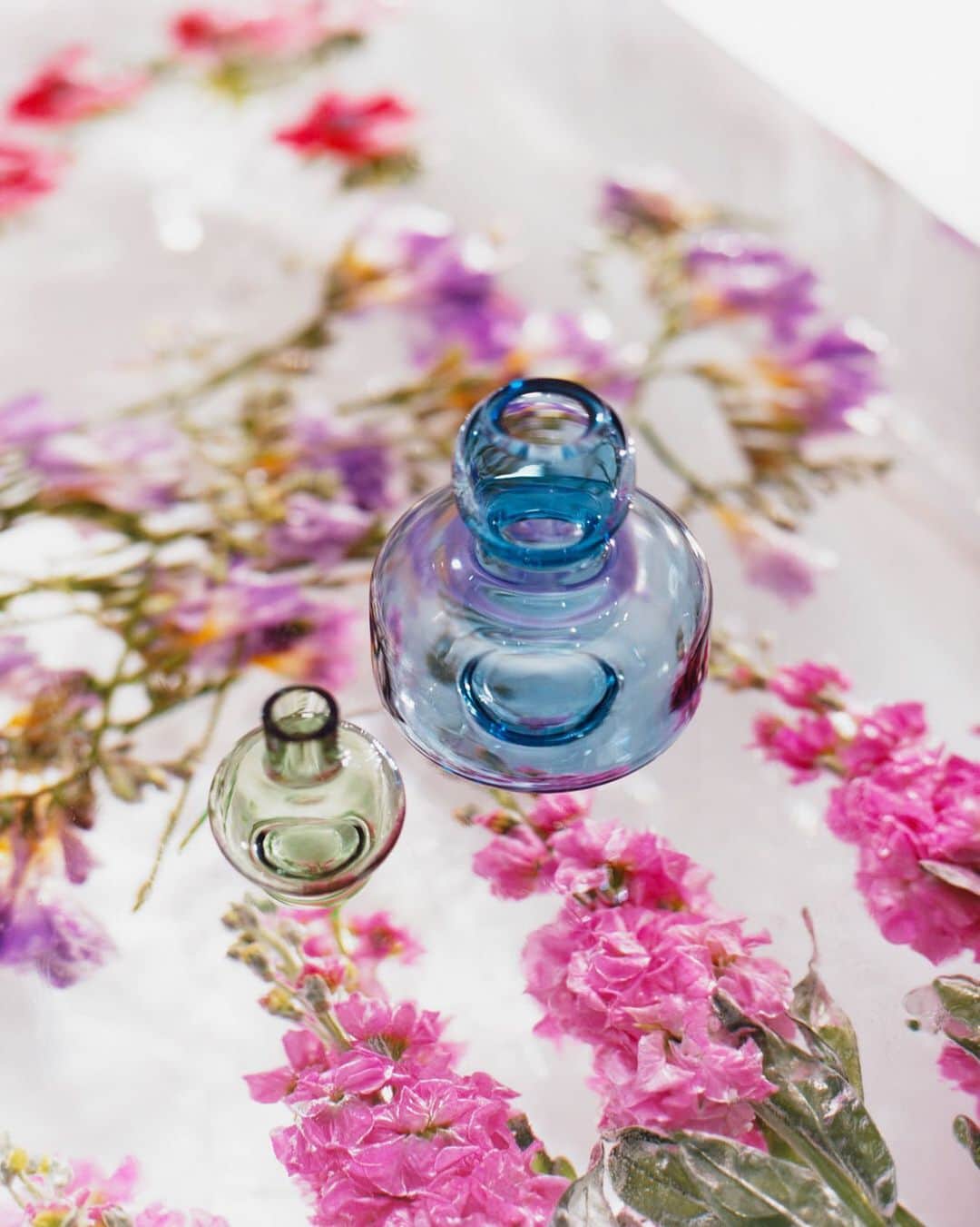 マリメッコのインスタグラム：「Our weekly ritual includes fresh flowers at home. We usually start the week off with a bigger bouquet and by the end of the week, we take these heroes out and get creative. The Flower and Mini vases are the perfect items to rescue little blooms in once they start falling from a bigger bouquet. #marimekko」