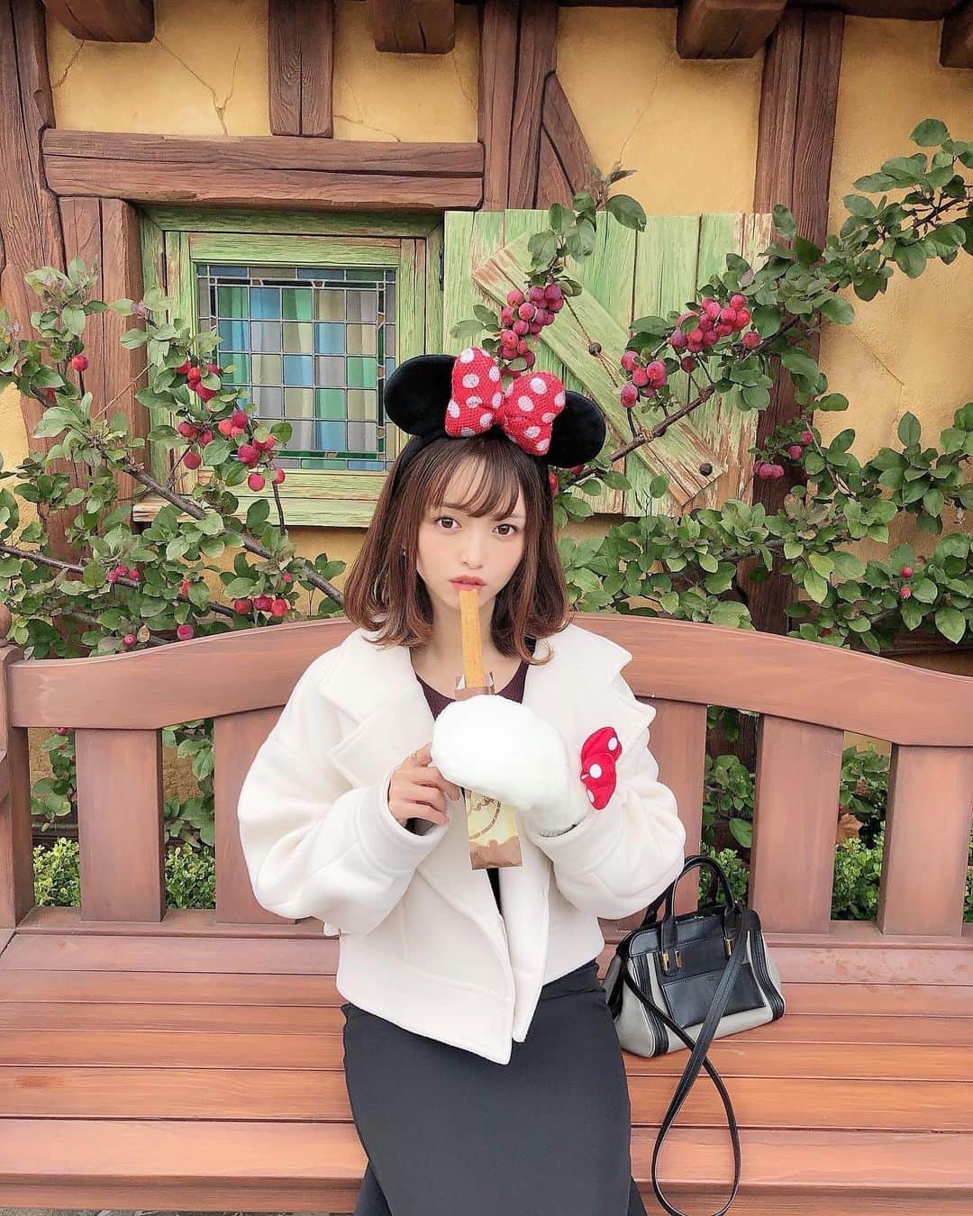 三田寺円のインスタグラム：「ディズニー🐭🎪🌟 美女と野獣エリア初めて行った🥰 アップルキャラメルのチュロスおいしかった🤤🍎💗 . シェラトンお泊まりも楽しかった🧸😘 どこもクリスマス仕様でわくわくする🥺🎄💗 . #ディズニー #ディズニーランド #クリスマス #美女と野獣エリア #アップルキャラメルチュロス  #シェラトン #シェラトングランデ東京ベイ」