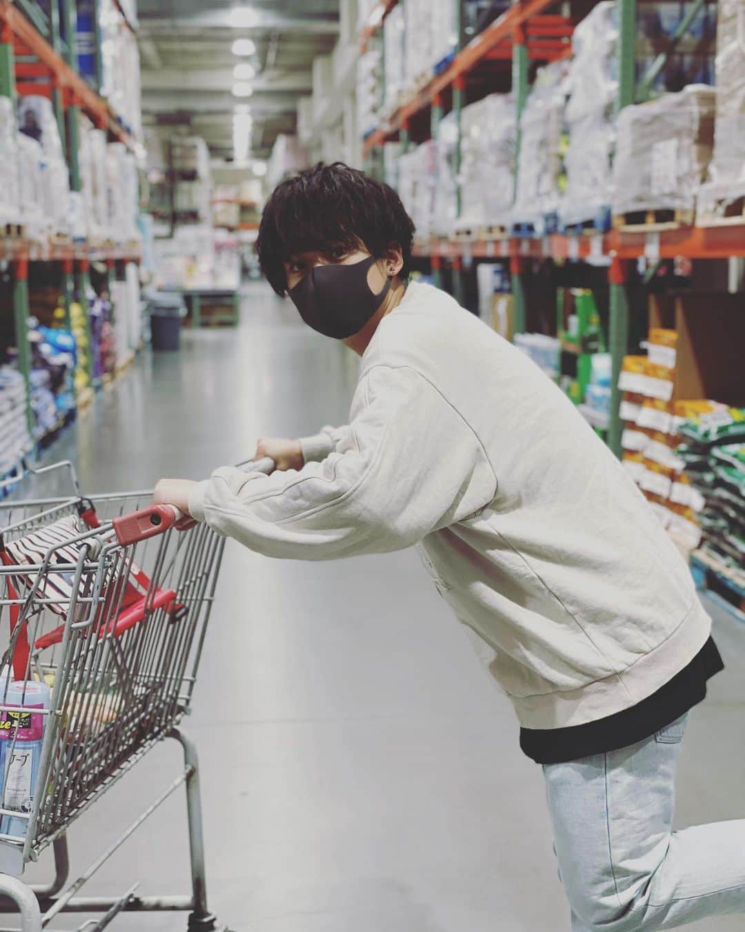 八島諒のインスタグラム：「. 先日コストコに家族で 行って参った時の写真🍟 . . #コストコ #周り切るのに3日はかかる #それくらい広い #全部でかい #大は小を兼ねるってか #身長167 #ちきひょー」