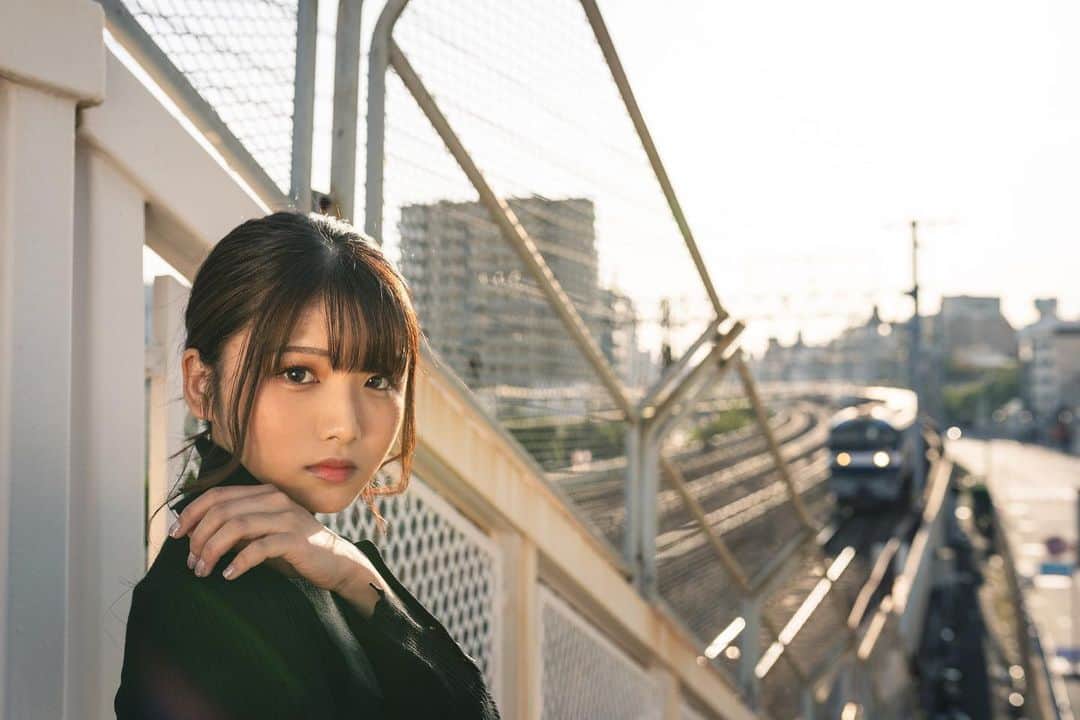 山本ゆうかのインスタグラム：「.﻿ ﻿ ﻿ ﻿ ホテルの大浴場で誰も居なかったから﻿ 大声でLiSAちゃんの炎歌ってたら﻿ 人入ってきてめちゃくちゃに恥ずかしかった。﻿ ﻿ ﻿ ﻿ しかも1番が終わったタイミングでガラガラっと入ってきたから﻿ もしかして歌い終わるまで待とうという気を使われてたのかもしれない。﻿ ﻿ ﻿ ﻿ 聞いてくれてありがとう。﻿ あとめちゃくちゃごめん。﻿ ﻿ ﻿ ﻿ ﻿ #夕日ポトレ　#夕陽ポートレート　#フレア　#逆光　#電車　#たぬき顔　#八重歯 #portrait #ポートレート #撮影会モデル #ポートレートモデル  #関西サロモ #被写体 #ポートレートしま専科  #キリトリセカイ #スクリーンに恋して #カメラマンさんと繋がりたい  #17live #関西写真部share #フィルムカメラに恋してる #作品撮り　#東京カメラ部  #portraitphotography #good_portraits_world  #instagood #instaportrait #lovers_nippon  #イチナナライブ」