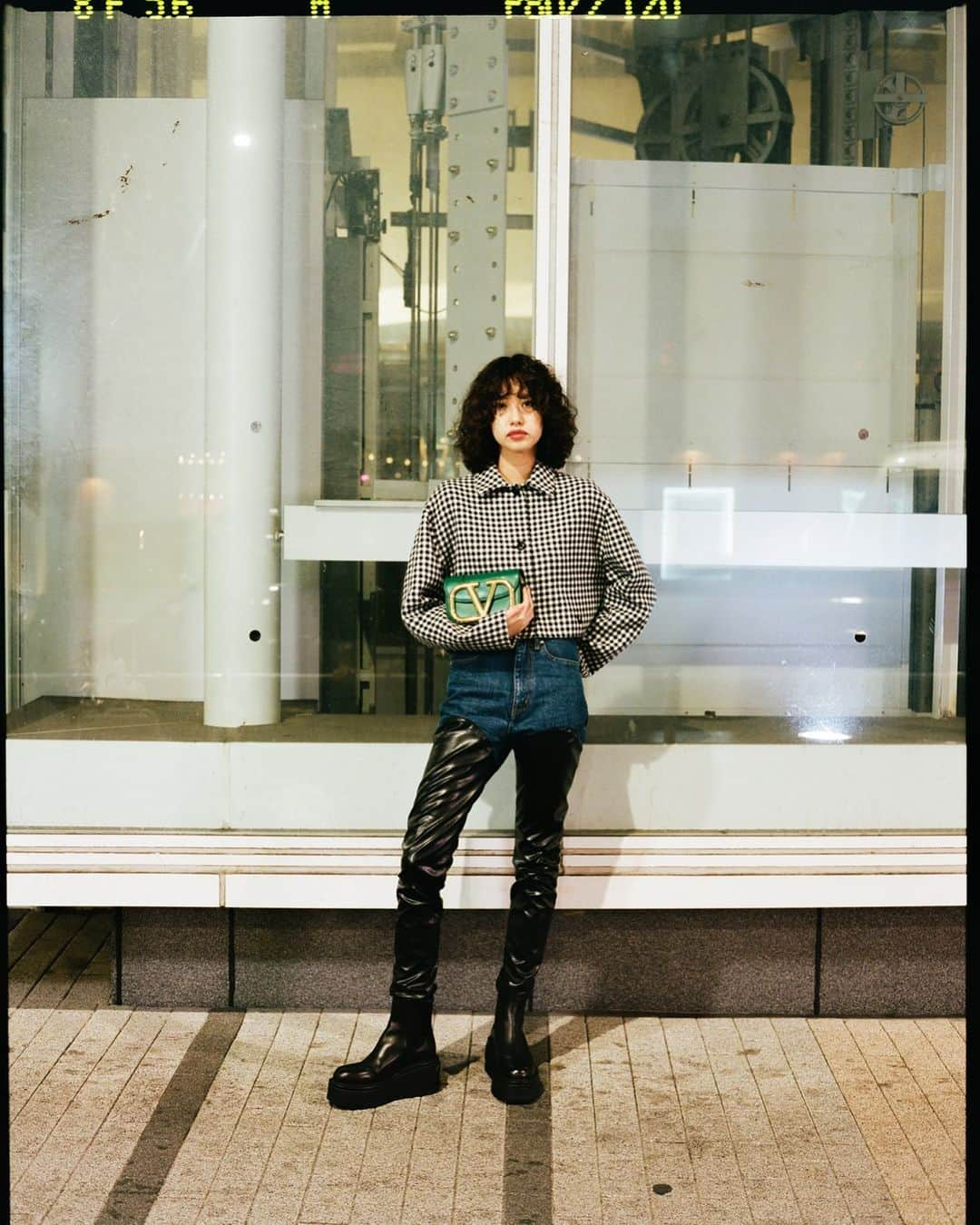 中田みのりさんのインスタグラム写真 - (中田みのりInstagram)「銀座にある森岡書店で @maisonvalentino のVロゴシグネチャーをテーマにつくられたアートブックインスタレーションが開催中です🖤11/15(日)までなのでみなさまぜひ🖤 @drop_tokyo  #UncensoredVLogoSignature #Valentino」11月12日 22時03分 - minori_nakada