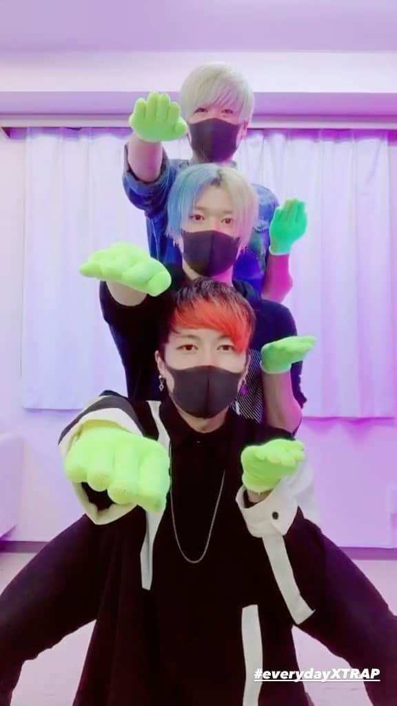 XTRAPのインスタグラム：「Hands👈 Dance art by XTRAP🧤﻿ ----﻿ 📲EVERY DAY XTRAP REEL📲﻿ ----﻿ Choreograph by﻿ @zange_xtrap ﻿ @ryoga_xtrap ﻿ @kenshin_xtrap﻿ ﻿ #xtrapchallenge #green #glove #globe﻿ #Tutting #振付 #タット振付 #ダンス動画 #XTRAP #handdance #ダンス #flowart #fingertutting #light #動画制作 #creative #fingerdance #puzzledance #asia #japan #kaleidoscope #タットダンス #japan #move #tuttingchoreography #tiktok #performanceart #dance #パズルダンス #Choreograph」