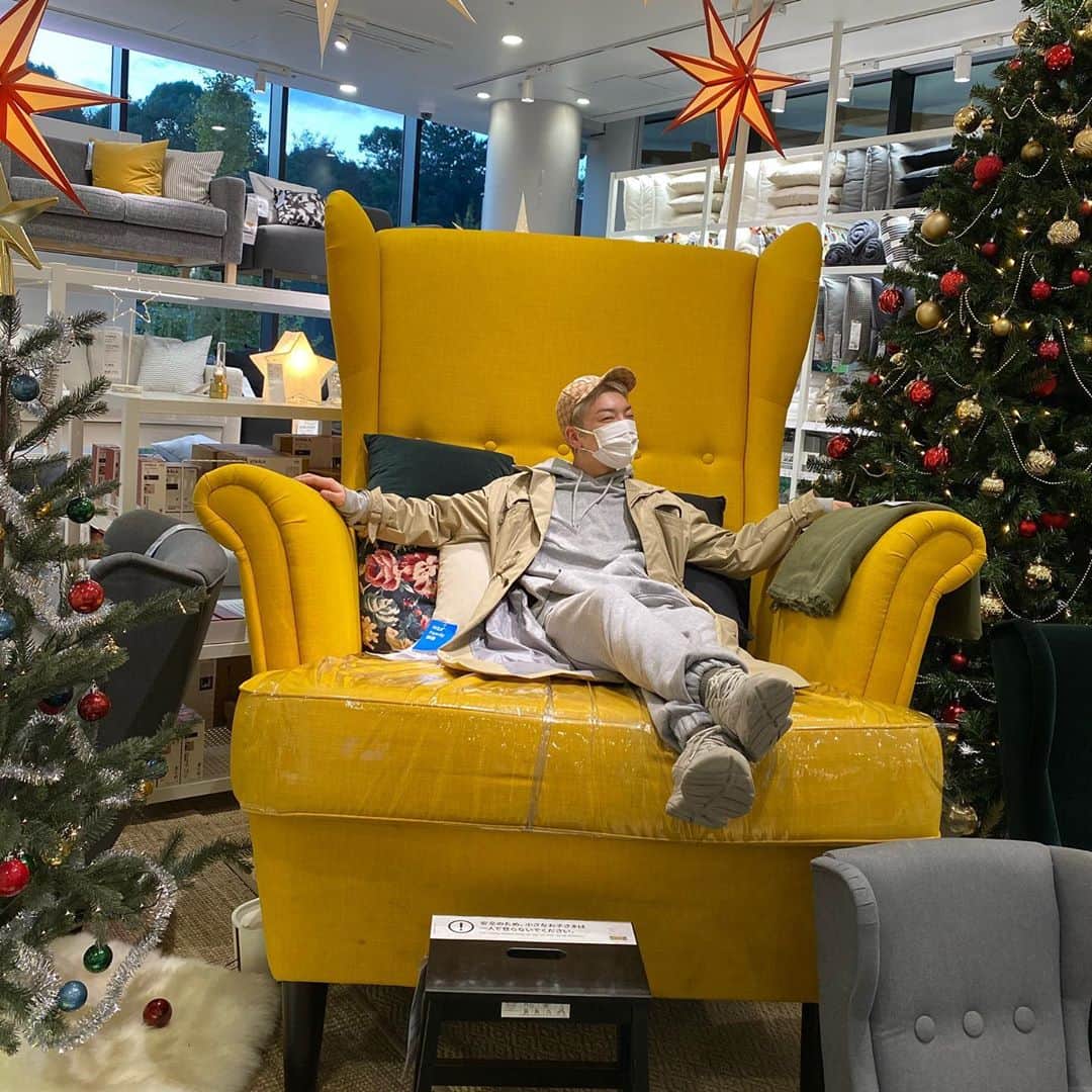 poledancer RYOTAのインスタグラム：「🌟デカイ椅子に はしゃぐ大人🎄⛄️  #IKEA #原宿」