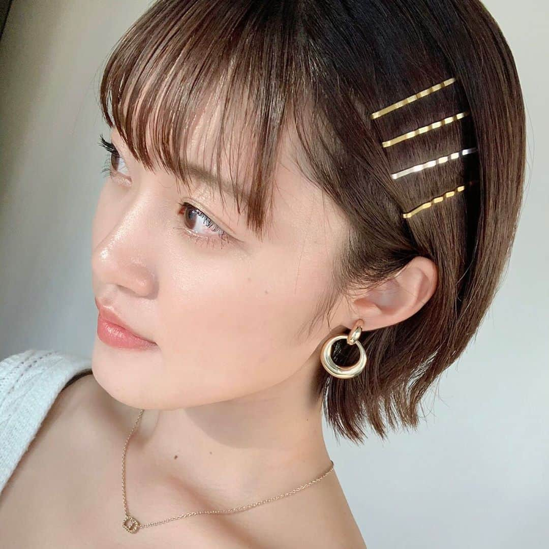 王林さんのインスタグラム写真 - (王林Instagram)「❤︎ 今回のヘアスタイル、こんなにあからさまなピンをさしてることないから珍しかったよね💫💗 ヘアメイクさんがやってくれました👼 このイヤリングは @plazastyle ので、その時の気分で下のぶら下がってるリングがあるバージョンとないバージョンを楽しめるからお気に入り🥳そんなに好きなのにすぐなくしたから実はこれは2個目です😳 . . #ヒロロ #ミニプラ #plaza #ボブヘアアレンジ #ヘアピンアレンジ #王林」11月12日 21時56分 - ourin_ringoooo