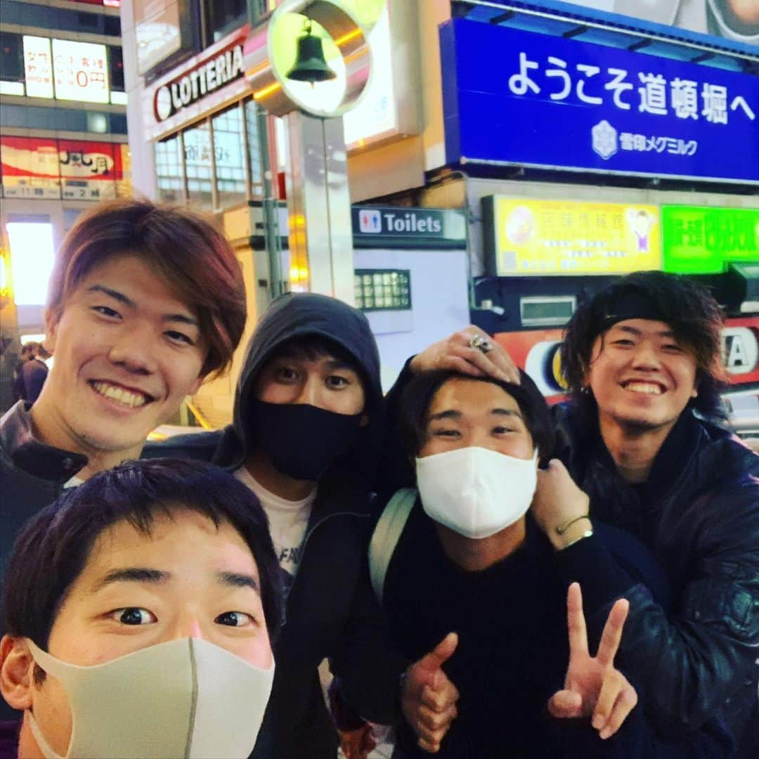 外舘祥のインスタグラム：「試合お疲れパンチ🥊＆バー🍸 後輩と遊ぶ率高いと気づいた夜🌉 バーは一発KOだった💸笑 隣のお洒落なご夫妻に一杯頂きまして、皆ハッピーまた遊ぼう #ミナミの帝王」