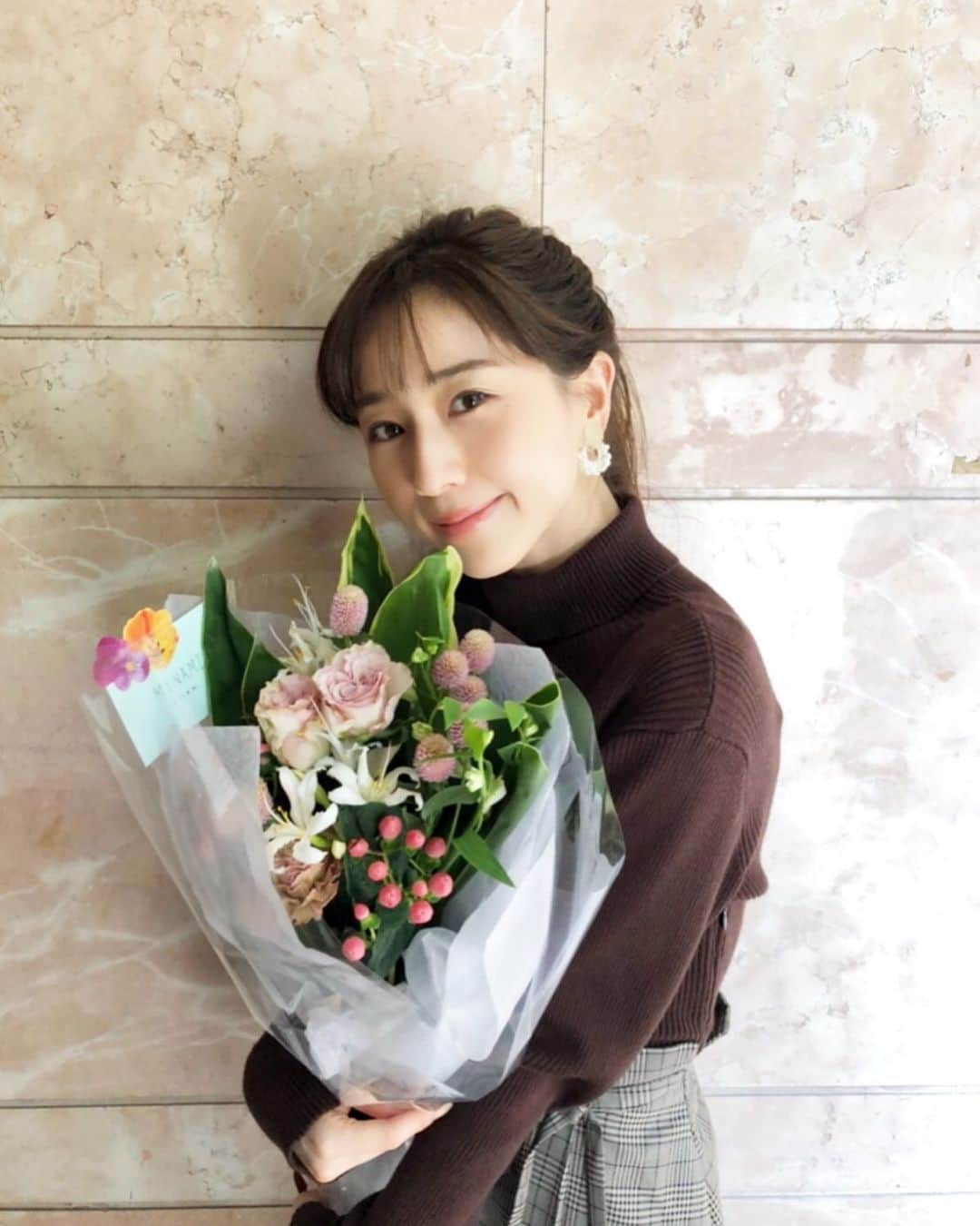 美人百花さんのインスタグラム写真 - (美人百花Instagram)「本日発売の美人百花12月号はもうチェックして頂けましたか⁉️撮影終わりにNoelaさんにいただいた『花束とみな実ちゃん』 のコンビネーションが可憐すぎたので皆さんにシェア😻 早朝からの撮影でしたが、可愛いみな実ちゃんに癒された土曜日でした🤗  #noela #ノエラ #フェミニン　#pr #田中みな実さん　#みな実さん」11月12日 21時58分 - bijinhyakka