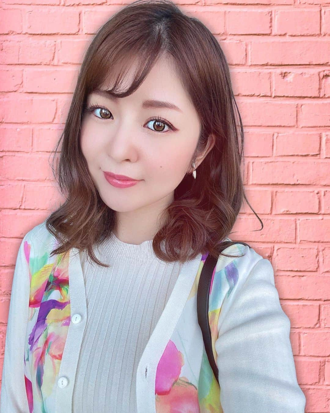 みゆこさんのインスタグラム写真 - (みゆこInstagram)「.﻿ 袖元のフリルが可愛いニットワンピースに﻿ 花柄のカーディガン合わせ( ¨̮ )﻿ ﻿ リブ編みのニットワンピースで、﻿ きれいめに着れます♡﻿ ワンピースの上に着れるニットベストも﻿ セットだったのだけど、﻿ 今回はワンピース単体で♥️🥰﻿ ﻿ 寒い季節のホワイトやアイボリーって﻿ なんでこんなにも可愛いのだろ🥺💭﻿ コート🧥も白っぽいのにして、﻿ オールホワイトコーデしたくなっちゃう💕﻿ ﻿ 👗 @chicwish.japan  ﻿ ﻿ #今日の一枚#私服#着画#秋冬コーデ#冬コーデ#11月#ホワイトコーデ#白コーデ#花柄#ニットワンビース#ワンビースコーデ#乙女#全身コーデ#pr#chicwish#chicwishjapan﻿ ﻿ ﻿」11月12日 21時58分 - miyuco.t