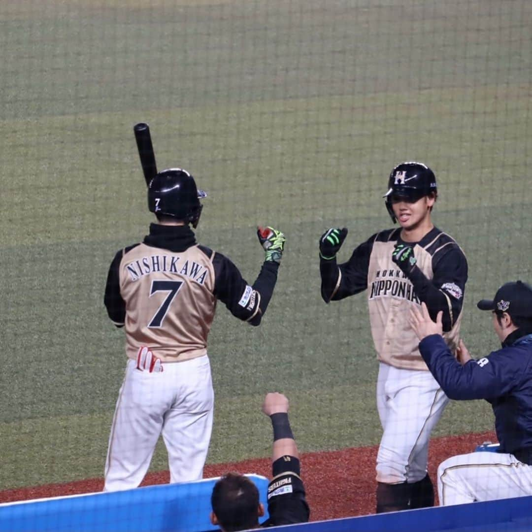 谷口雄也のインスタグラム：「一年間応援ありがとうございました。  プロ野球が開催できたのも、医療従事者の方々はじめ、たくさんの関係者の方、そして多くのプロ野球ファンの皆様のおかげです。  「声援がチカラになる」  これほど必要と思ったシーズンはこの先ないと思います。 また声を出して応援していただき、プロ野球を心の底から楽しめるようになるといいですね！ ボクも次に向けて準備していきます。  #すべての医療従事者の方に感謝  #てあらいうがい忘れずに  #今回は  #まじめ  #最終戦  #打ててよかったね  #同級生  #エアハイタッチで我慢  #センターレフト  #ポケットからきゅんです  #おてふり👋  #応援ありがとうございました  #谷口雄也」