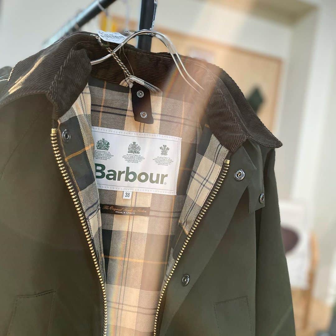 のインスタグラム：「【英国を代表するアウトドア・ライフスタイルブランドBarbour（バブアー）のお取り扱いもしております🙌】  揃えておきたい、一生もののジャケットを挙げるのならば、Barbour（バブアー）ジャケット。  1970年代から、狩猟や釣り、乗馬などの英国アクティビティにも用いられるようになったBarbour（バブアー）は、カントリー・ジェントルマンの装いに…  こうして英国を代表する、アウトドア・ライフスタイルブランドとしてBarbour（バブアー）は確固たる地位を築いていくようになりました。現在ではアウトドアだけでなく、ファッションアイテムとして唯一無二の存在感がこだわりのスタイルを持つ老若男女に強く支持。  イギリス国内で長く愛用されてきたBarbour（バブアー）は、エリザベス女王、エディンバラ公、ウェールズ公により王室ワラントの称号を与えられたという、正真正銘のイギリス王室認定ブランド。シンプルながら絶妙なデザインで、長く国や世代を超えて愛されてきたそのジャケットは、例えば使い込んだ革靴が身につけた人の人となりを表すように、自分だけの一生ものへと変化していく… 一着は持ちたい一着！  是非当店にてご覧下さい🙌  SUNDAY MOUNTAIN ■THE GATE by SUNDAY MOUNTAIN 福井県福井市定正町1216 TEL 0776-97-8848 * 営業時間：11:00~19:00(水曜定休） ＝＝＝＝ * * #THEGATEbySUNDAYMOUNTAIN #sundaymountain #サンデーマウンテン #アウトドア #アウトドアショップ #アウトドアファッション #キャンプ #キャンプギア #ハイキング #福井  #パタゴニア　 #ノースフェイス　 #アークテリクス　 #スノーピーク  #コールマン　 #ユニフレーム #フーディニ　 #アンドワンダ ー #ティートンブロス　 #グラミチ　 #グリップスワニー #Barbour #バブアー」