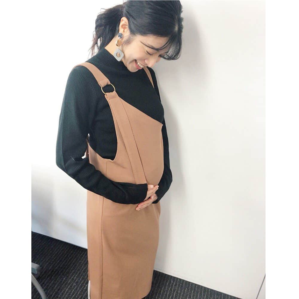 三倉佳奈さんのインスタグラム写真 - (三倉佳奈Instagram)「茉奈のお腹、一気に大きくなってきています。 ここに命があるんだなぁと...神秘的です。茉奈もすっかりお母さんの優しい顔。 あと少しで赤ちゃんに会えるのが本当に楽しみです✨  今日は2人一緒の新しい撮影。慣れないことにドキドキしたけど楽しかったー！ またお知らせしますね☺︎☺︎  #twins #matanity」11月12日 21時59分 - kana_mikura0223