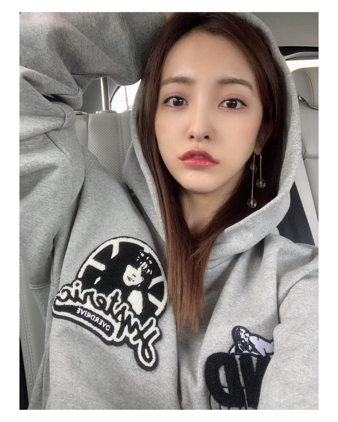 板野友美さんのインスタグラム写真 - (板野友美Instagram)「🤍🖤🤍🖤  @hystericglamour_official ✖︎ @windandsea_wear」11月12日 22時01分 - tomo.i_0703