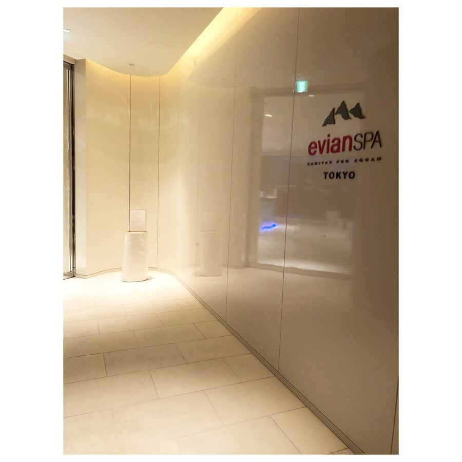 のインスタグラム：「luxury escape to wellness🌙  指圧とストレッチを合わせたようなマッサージの後、オイルマッサージで滞った身体を隅々まで流してもらうvitalizing signatureを受けてきました。  4種類のオイルからリラクゼーション用のラベンダーを選んだせいか、体が解けてきた頃には気持ち良過ぎて寝てしまいました。  落ちるような眠り。毎日家でもこんな風に眠りにつきたい。  スパのお部屋も眺めも 全てが素敵だった。  @palacehoteltokyo  evian spa tokyo ・ ・ ・ #evianspa #エビアンスパ #palacehotel #palacehoteltokyo  #パレスホテル #ホテルスパ　#スパ」