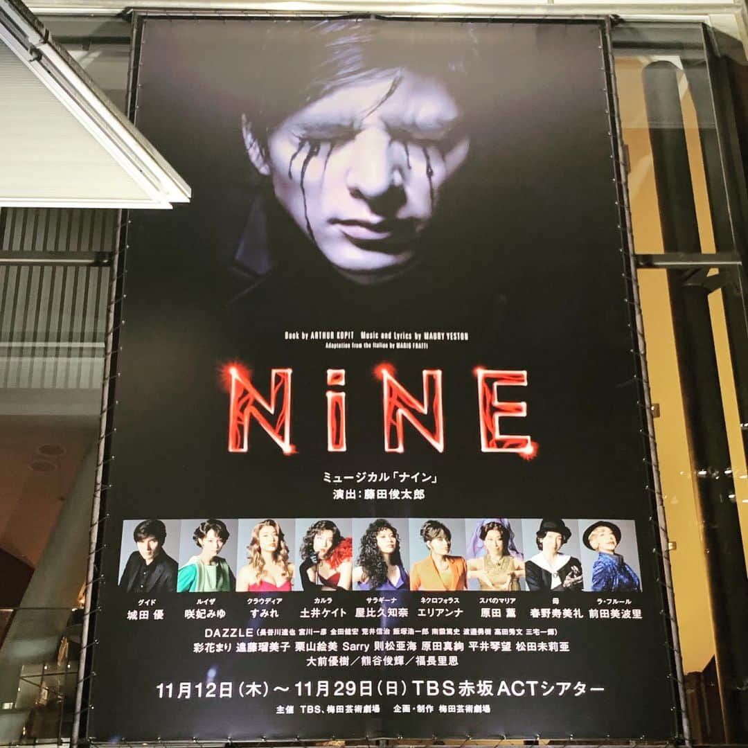 鈴木ゆまさんのインスタグラム写真 - (鈴木ゆまInstagram)「ミュージカルNINE初日見てきました✨ 想像していた通り、美しい舞台でダンス、歌セット、照明どれをとっても素晴らしい演出でした。 1人の男を取り巻く女たち。 きっと、どれも1人の女の中にある聖女と娼婦。 愛されたい欲望と愛したい狂気、フィジカルな女の独占欲と、ジェンダーとして男に勝ちたい女の虚栄。 男を産むのは女、男を苦しめるのも女、男を癒すのも女。 男と女の縮図。 アーメン⛪️  #ミュージカル  #nine #ninemusical  #ミュージカルナイン」11月12日 22時02分 - yumayuma728